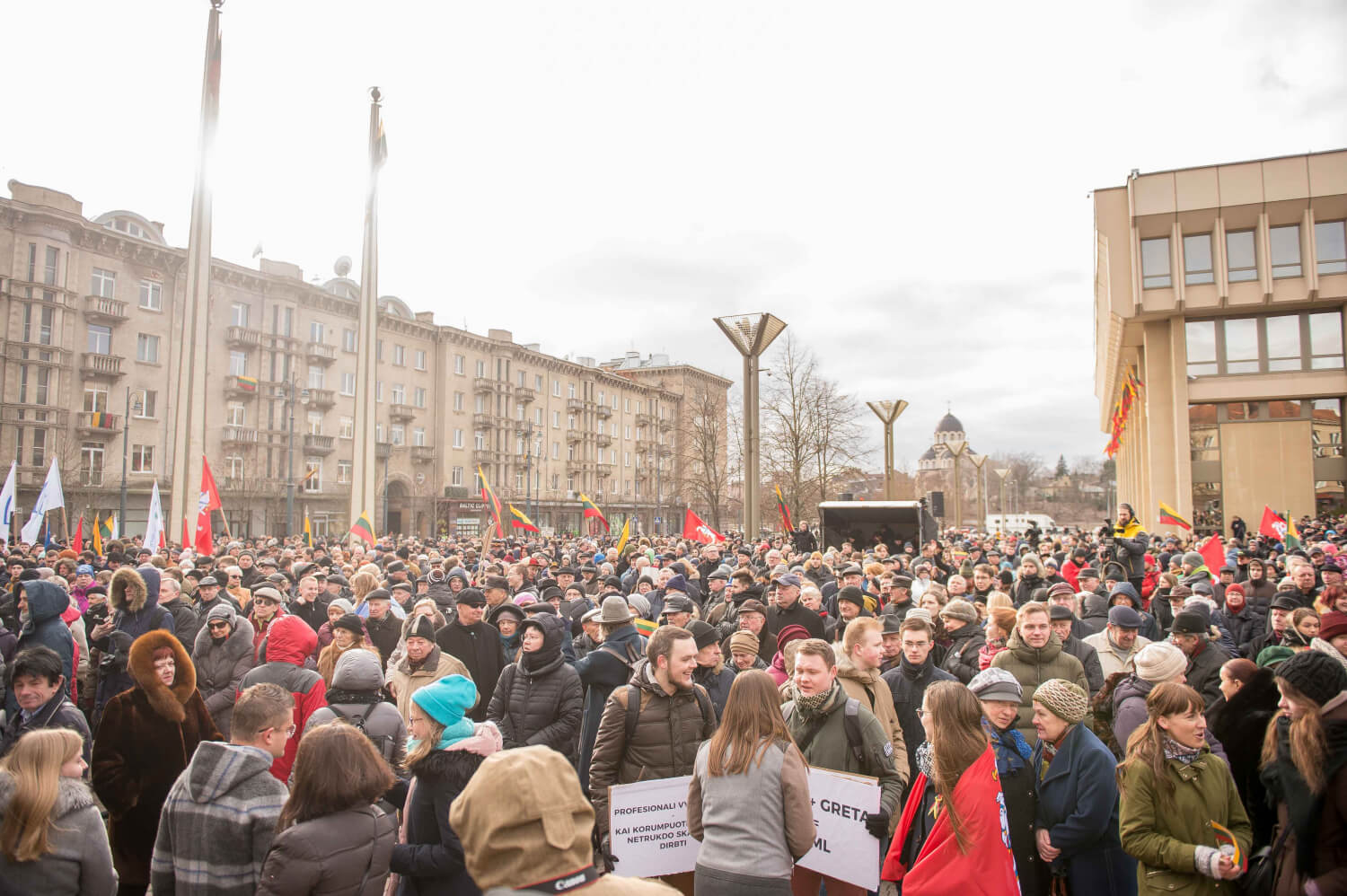 Tūkstantinė minia ketvirtadienio popietę susirinko į mitingą prie Seimo išsakyti nepasitenkinimą balsavimu dėl Mindaugo Basčio mandato.