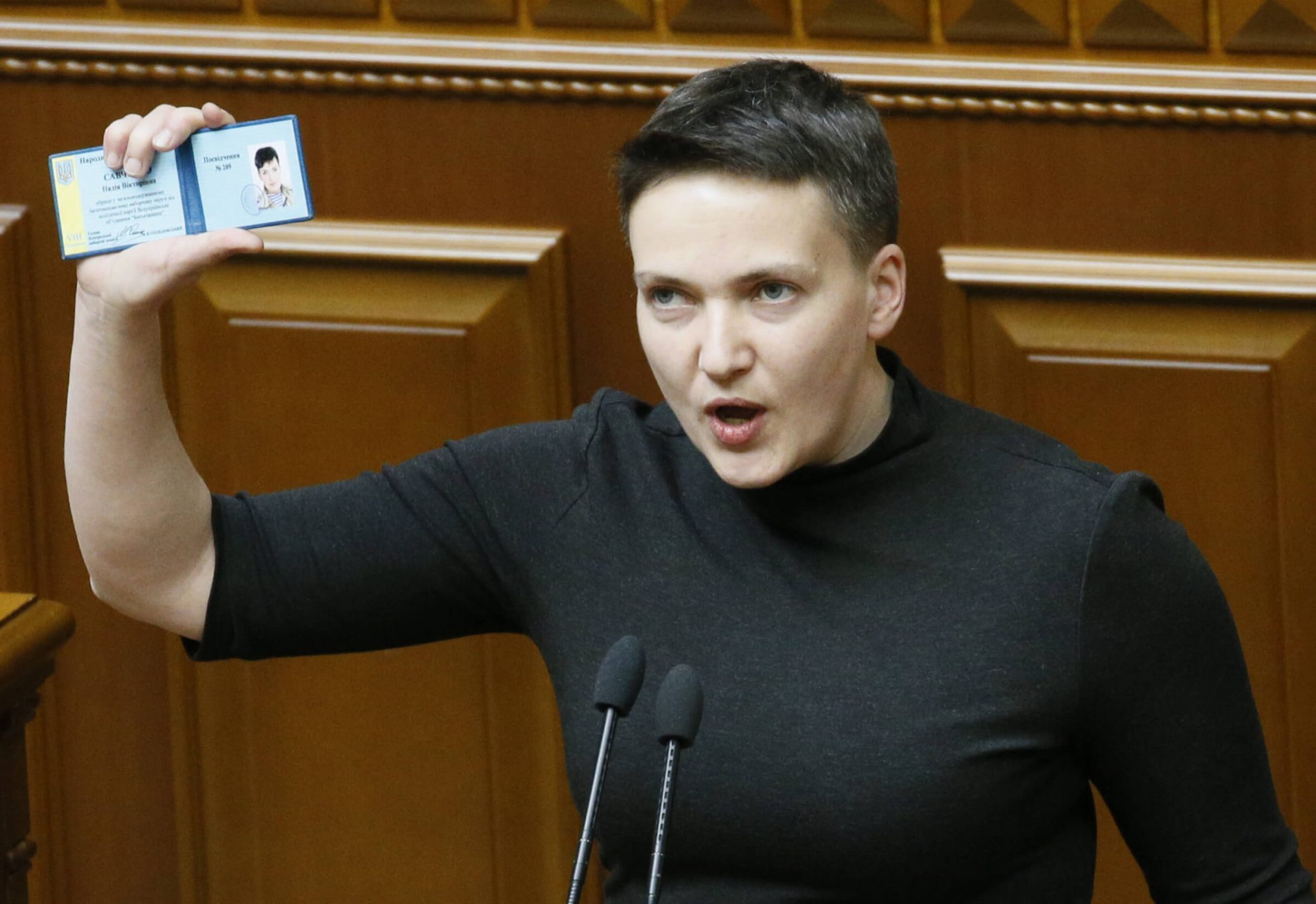 Ukrainos Aukščiausioji Rada ketvirtadienį atėmė jokiai frakcijai nepriklausančios deputatės Nadijos Savčenko teisinę neliečiamybę.