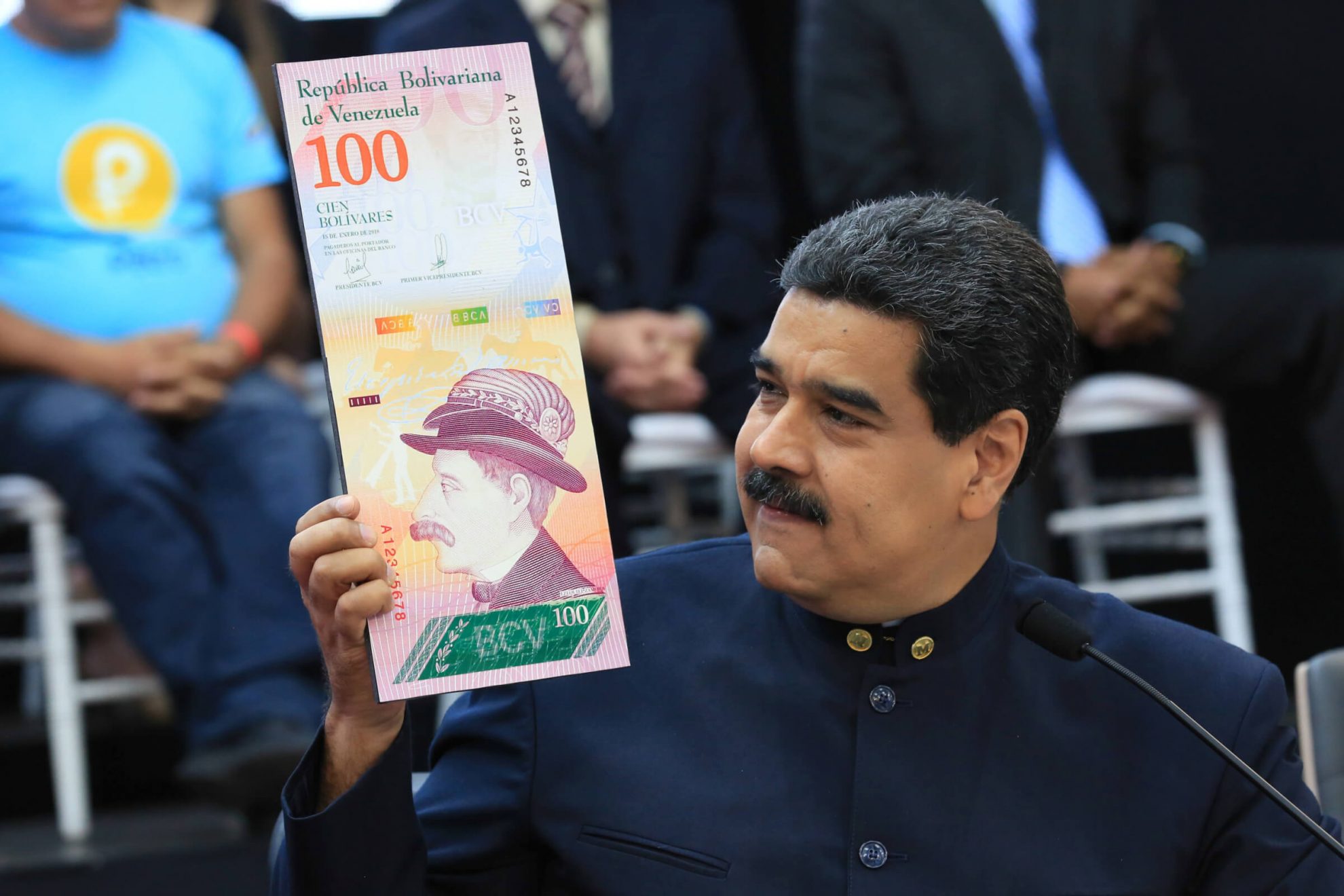 Venesuelos prezidentas Nicolas Maduro paskelbė ketinantis revalvuoti krizės nualintą nacionalinę valiutą ir nuo bolivaro banknotų nubraukti tris nulius.
