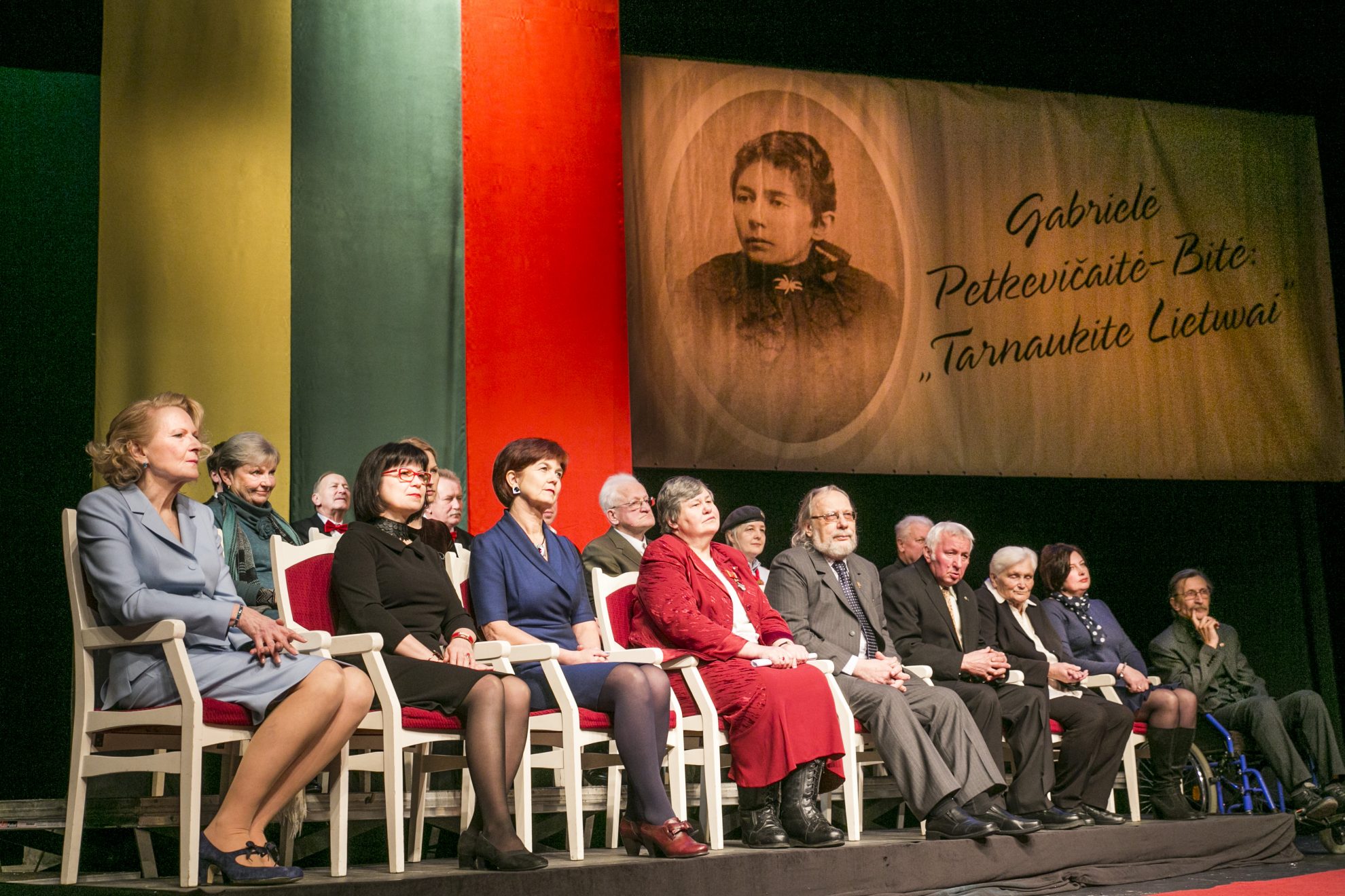 Juozo Miltinio dramos teatre apdovanoti rašytojos, publicistės, visuomenės veikėjos Gabrielės Petkevičaitės-Bitės atminimo medalio „Tarnaukite Lietuvai“ laureatai. Tarp jų – ir keturi panevėžiečiai.
