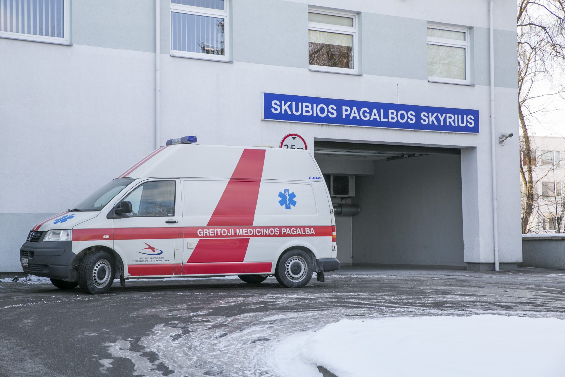 Sekmadienio naktį Panevėžio rajone jaunuolių kelionė automobiliu baigėsi ligoninėje.