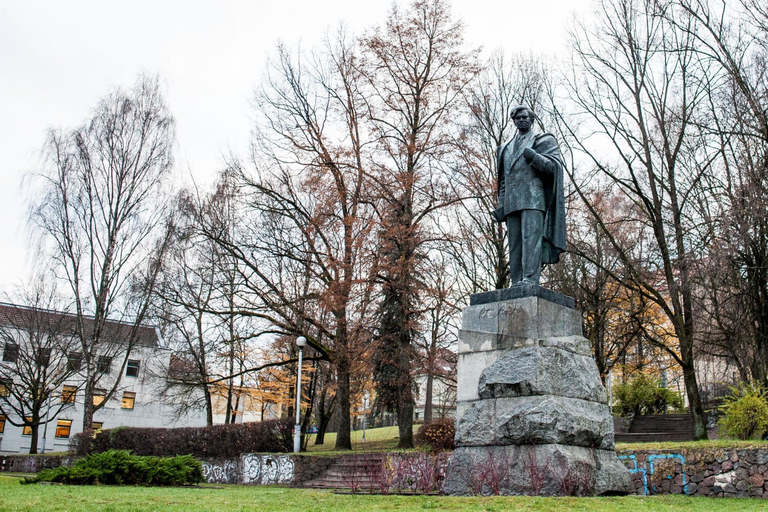 Vilniaus savivaldybės komisija siūlo nukelti sostinės centre stovintį rašytojo Petro Cvirkos paminklą dėl jo vaidmens įtvirtinant sovietų okupaciją.