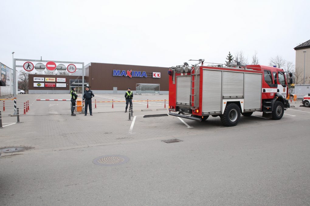 Antradienio vakarą, apie 16.21 val., gautas pranešimas, kad Ukmergės gatvėje esančiame prekybos centre „Maxima“ padėtas sprogmuo.
