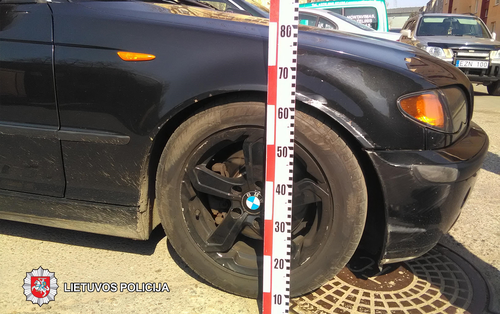 2018-04-14 Panevėžyje, Kosmonautų g., apgadintas stovėjęs automobilis BMW. Jį apgadinęs kito automobilio vairuotojas iš eismo įvykio vietos pasitraukė.