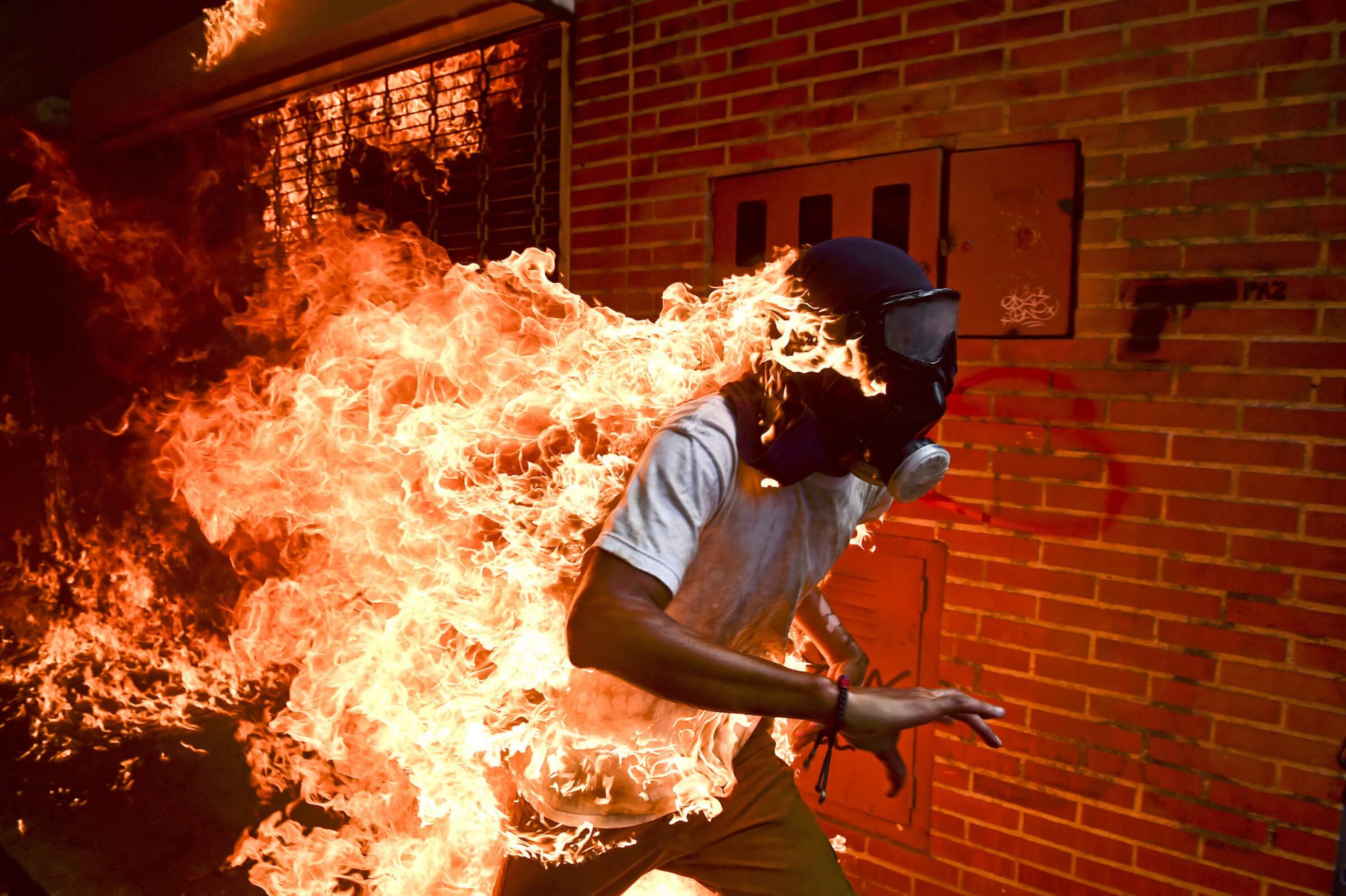 Fotografas Ronaldo Schemidtas už degančio Venesuelos protestuotojo atvaizdą ketvirtadienį pelnė 2018 metų Pasaulio spaudos fotografijos apdovanojimą.