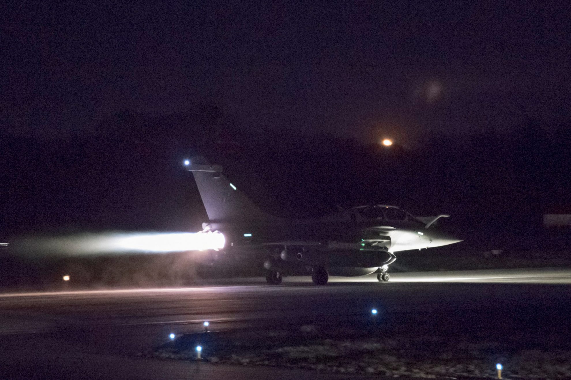 JAV, Didžiosios Britanijos ir Prancūzijos pajėgos atakavo Siriją raketomis iš oro atsakydamos į įtariamą nuodingųjų dujų ataką praėjusią savaitę