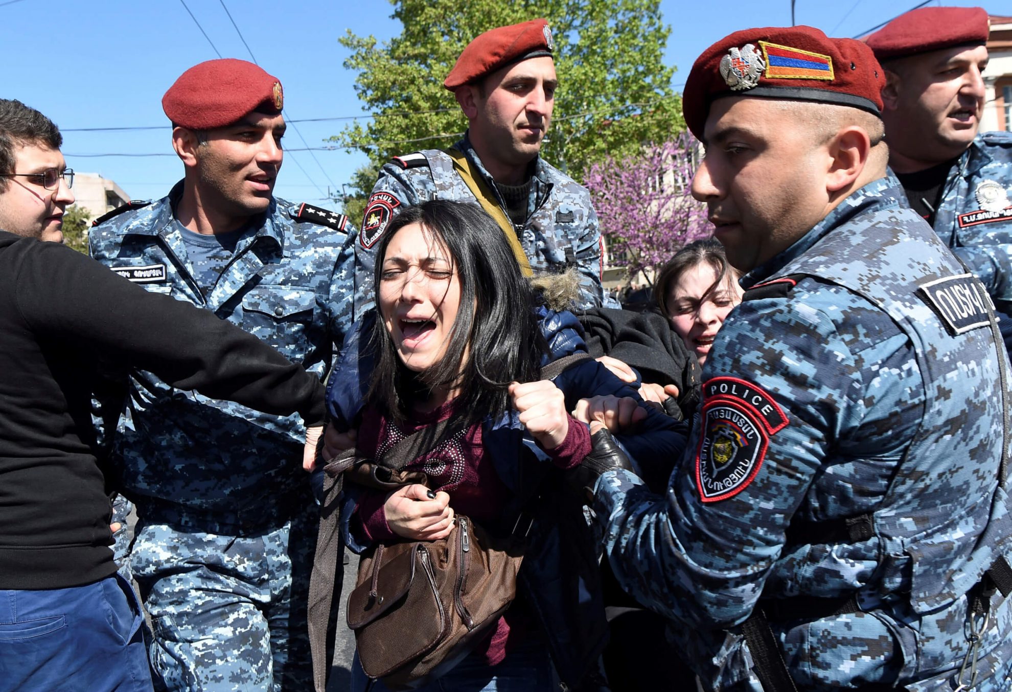 Armėnijos parlamentarai šiandien turi išrinkti naują ministrą pirmininką, todėl į gatves išėjo tiek protestuotojai, tiek specialiosios pajėgos.