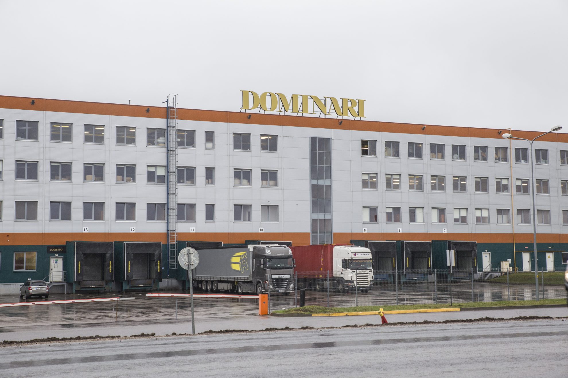 Panevėžio rajone veikiančioje baldų gamykloje „Dominari“ sužalota moteris, jai kolega elektriniu krautuvu sulaužė blauzdą. Ir tai – nebe pirma nelaimė per pastaruosius pusantrų metų šios įmonės grupėje.