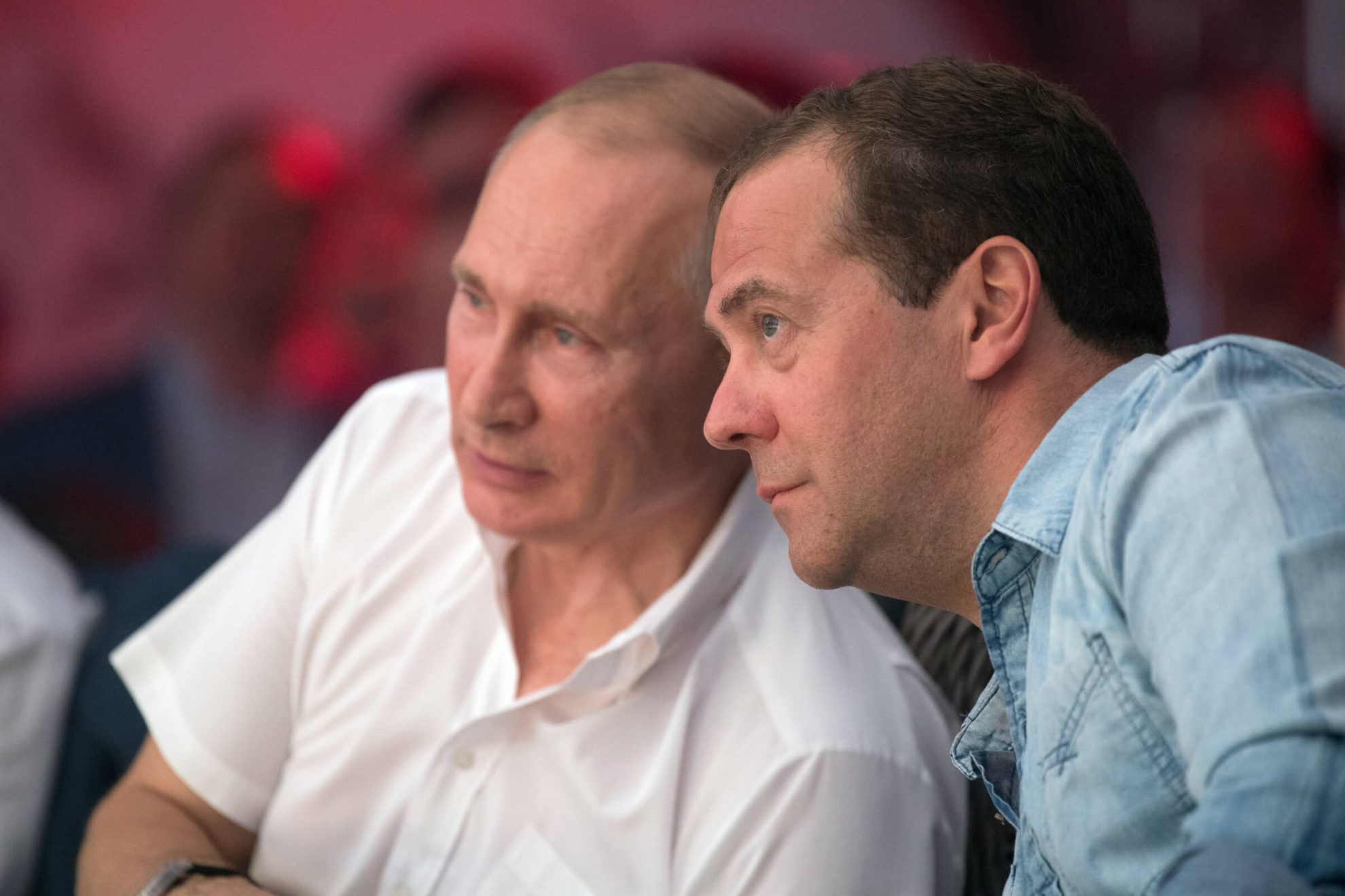 Atsistatydinusiai vyriausybei prezidentas Vladimiras Putinas pavedė toliau eiti pareigas, kol bus suformuota nauja – jai turėtų vadovauti Dmitrijus Medvedevas.