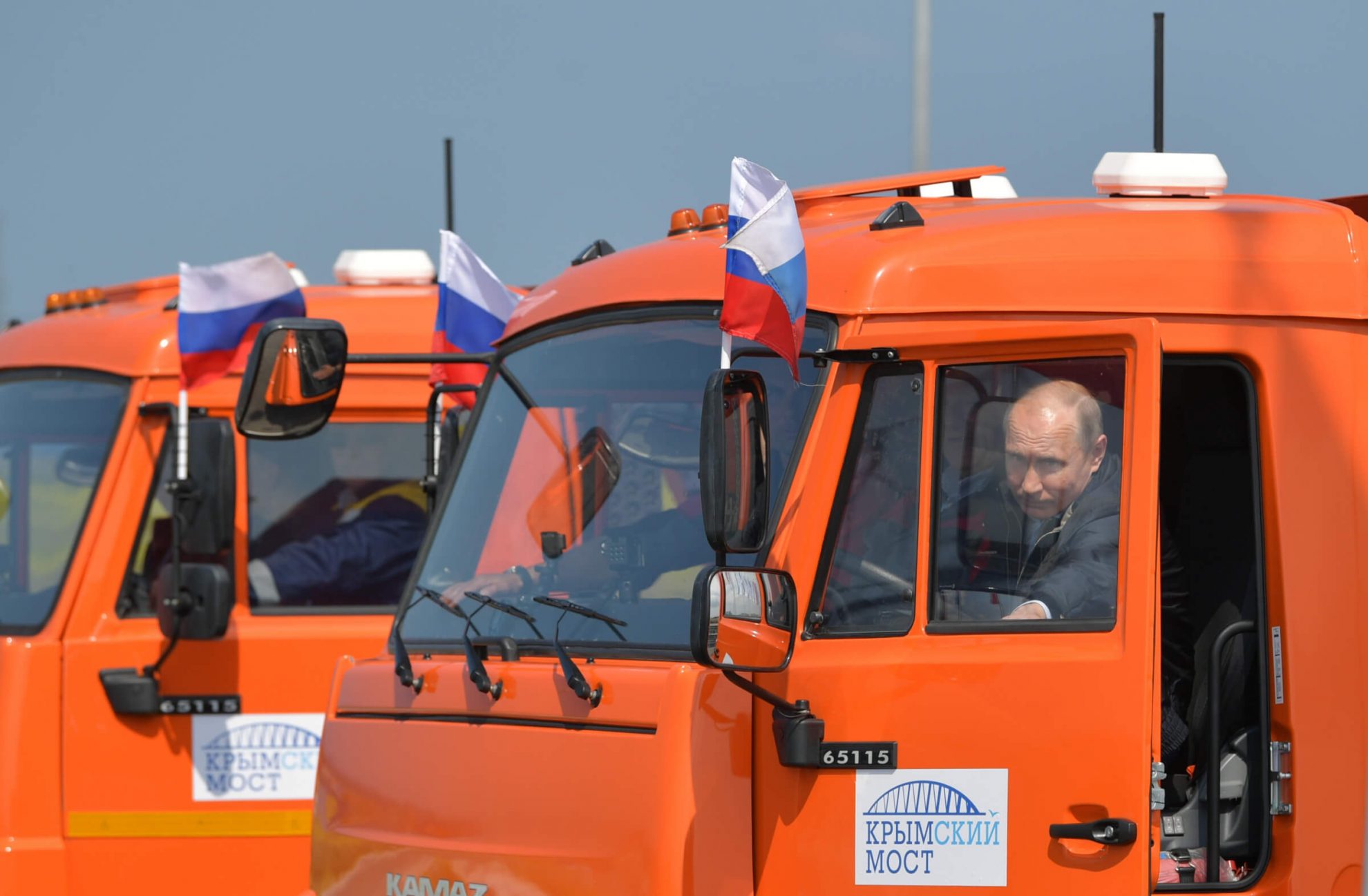 Rusijos prezidentas Vladimiras Putinas antradienį vairuodamas sunkvežimį pervažiavo naujuoju tiltu, sujungusiu aneksuotą Krymą su Rusija