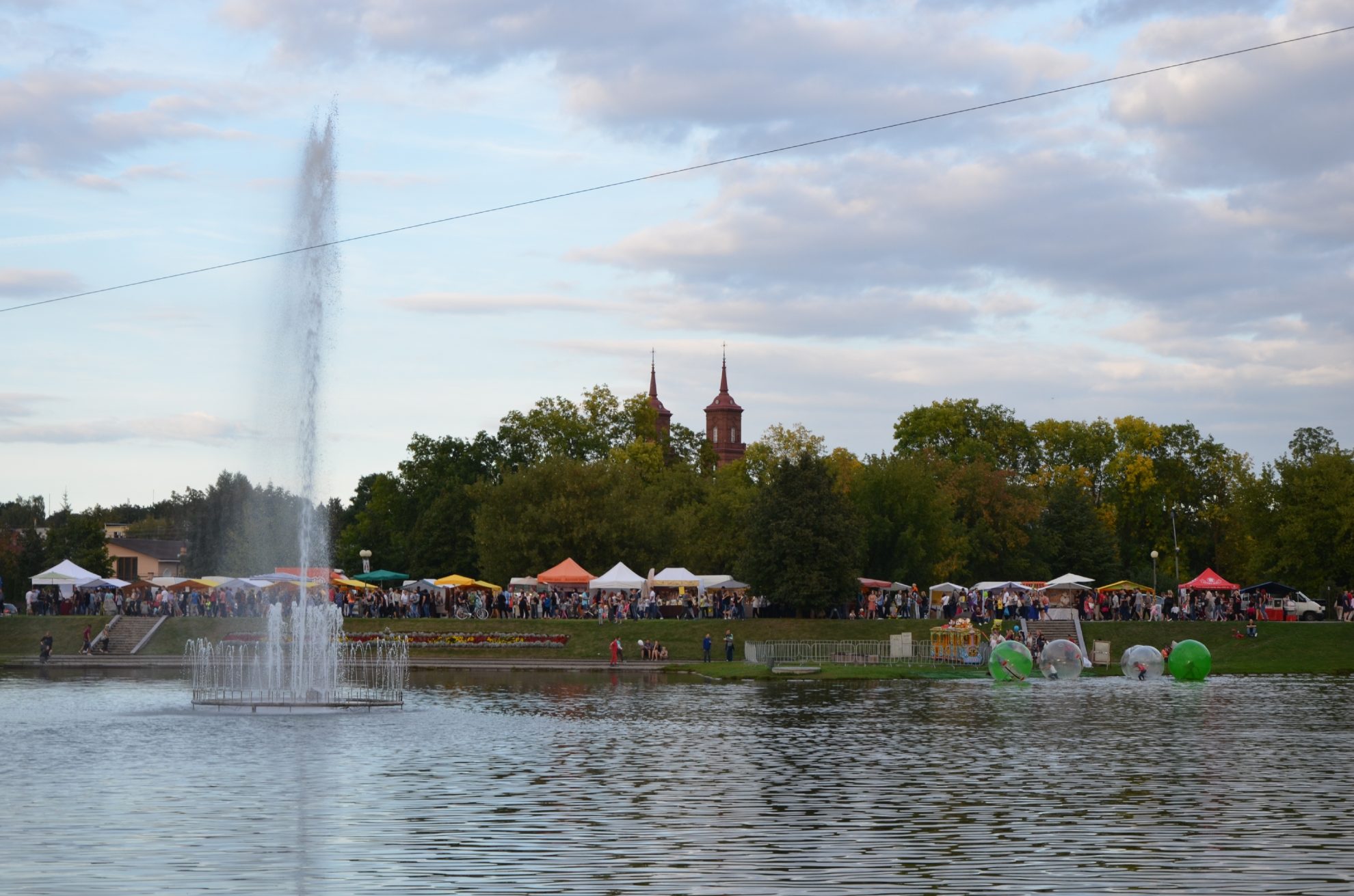 Kompleksiškai atnaujindama Senvagę, Panevėžio miesto savivaldybė pasiūlys dar vieną naujieną – Lietuvoje analogų neturintį plaukiojantį sinchroninį fontaną.