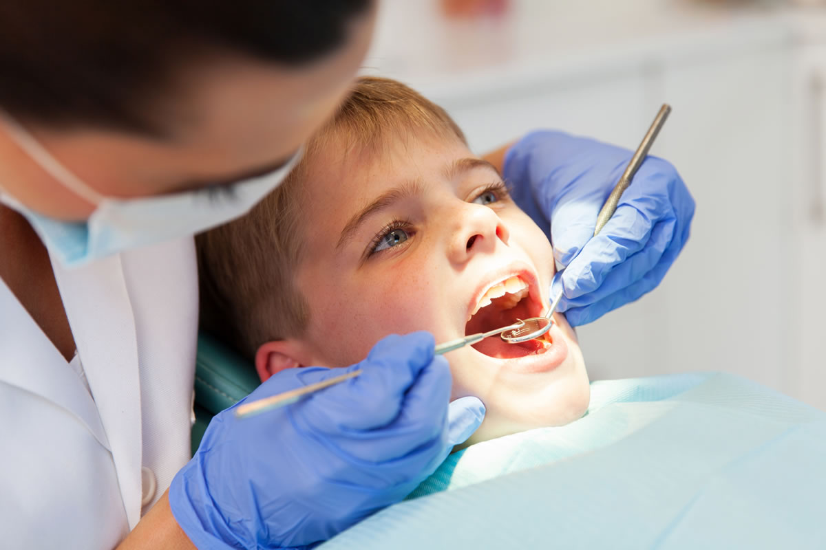 Odontologai ne vienerius metus skambina pavojaus varpais dėl vis prastėjančios vaikų dantų būklės. Šie specialistai tvirtina, kad vaikų dantų gydymas bei protezavimas Lietuvoje yra nemokamas, tačiau jų būklė išlieka itin bloga.