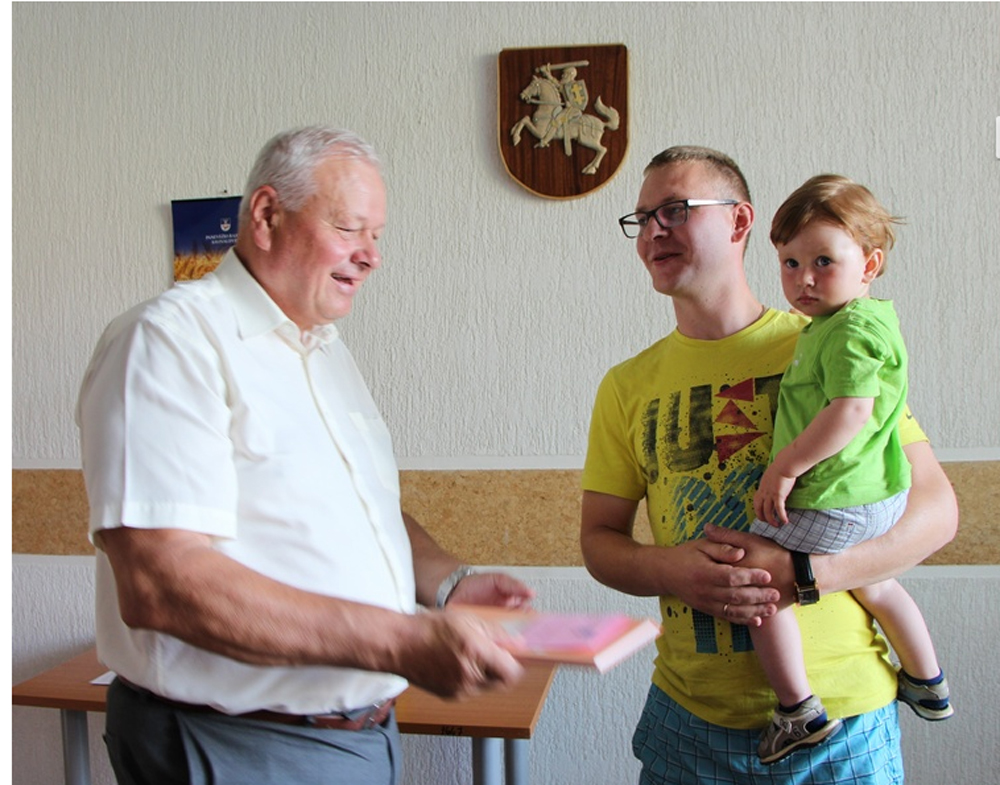 Panevėžio rajono savivaldybė šiemet naujagimio susilaukusioms šeimoms parengė dovaną – joms įteikiamas 100 eurų vertės dovanų kuponas
