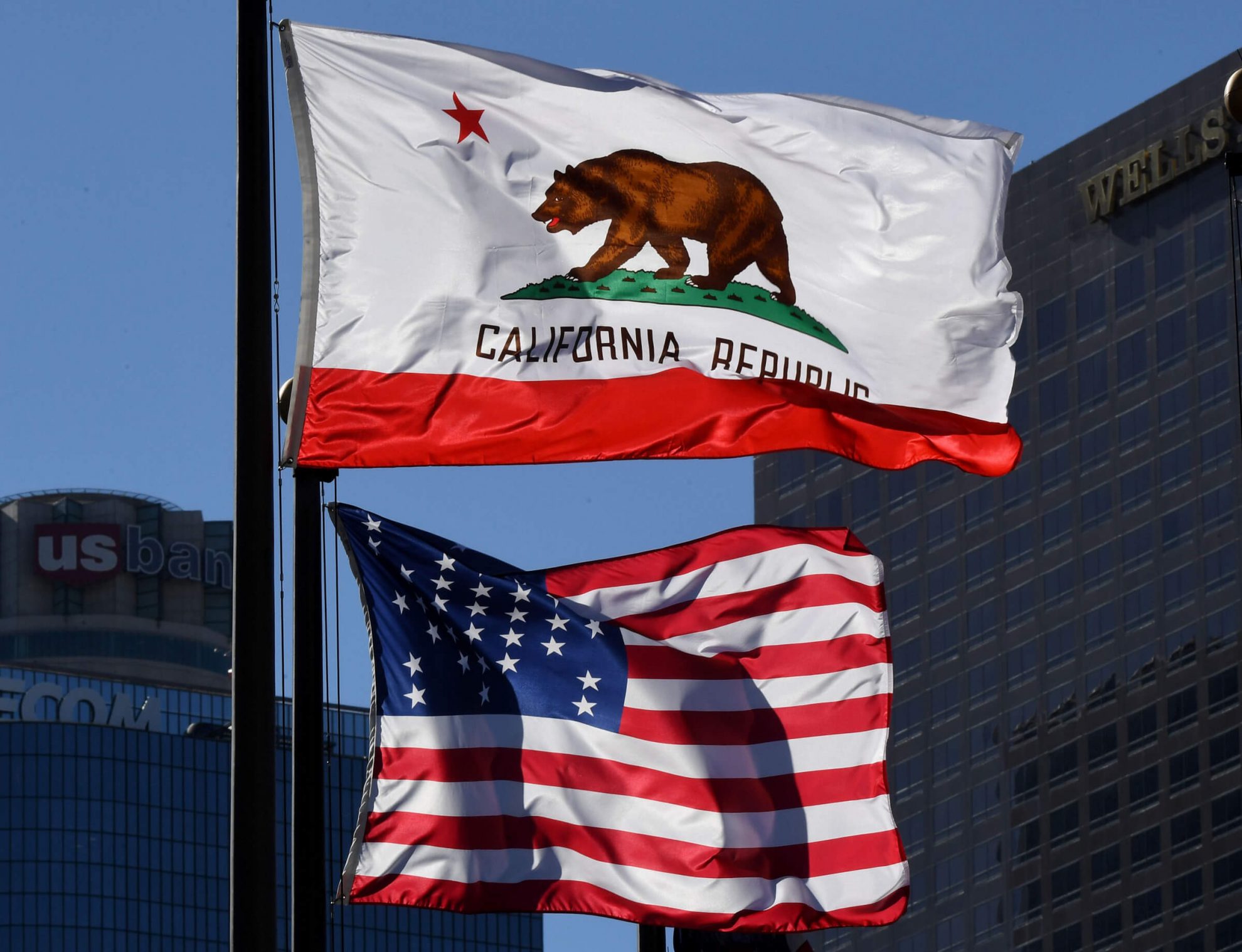 Iniciatyvą surengti Kalifornijoje referendumą dėl jos padalijimo į tris valstijas pasirašė daugiau nei 400 tūkst. žmonių, todėl lapkričio 6 dieną šiuo klausimu bus surengtas plebiscitas