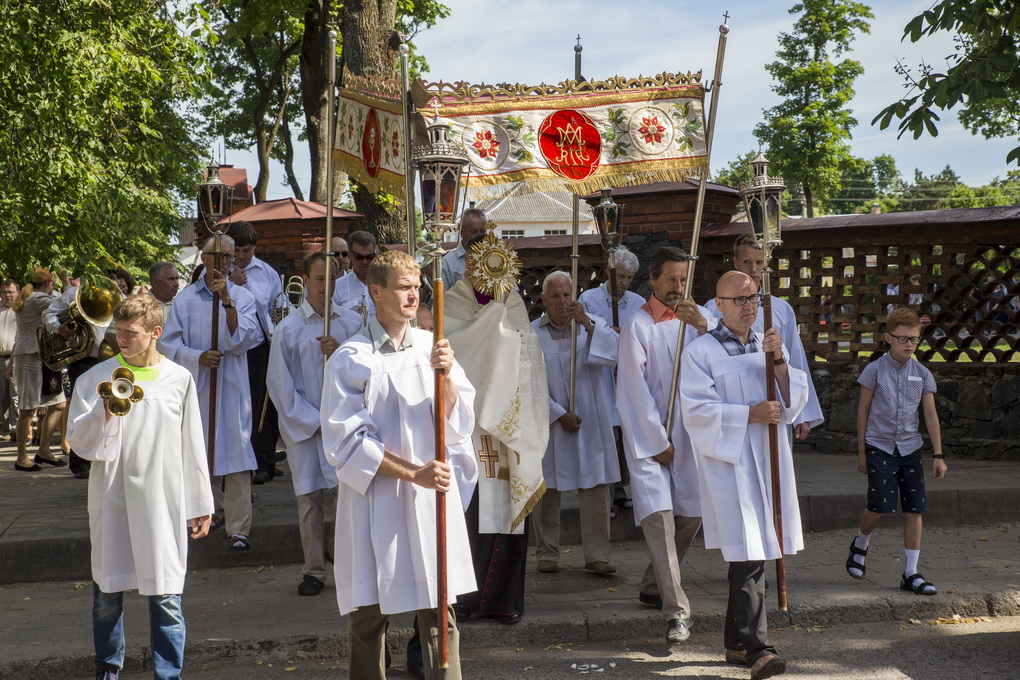Jau tradicija tapusios kasmetinės Švč. Kristaus kūno ir kraujo (Devintinių) procesijos dalyviai šiandien užpildė Panevėžio gatves.