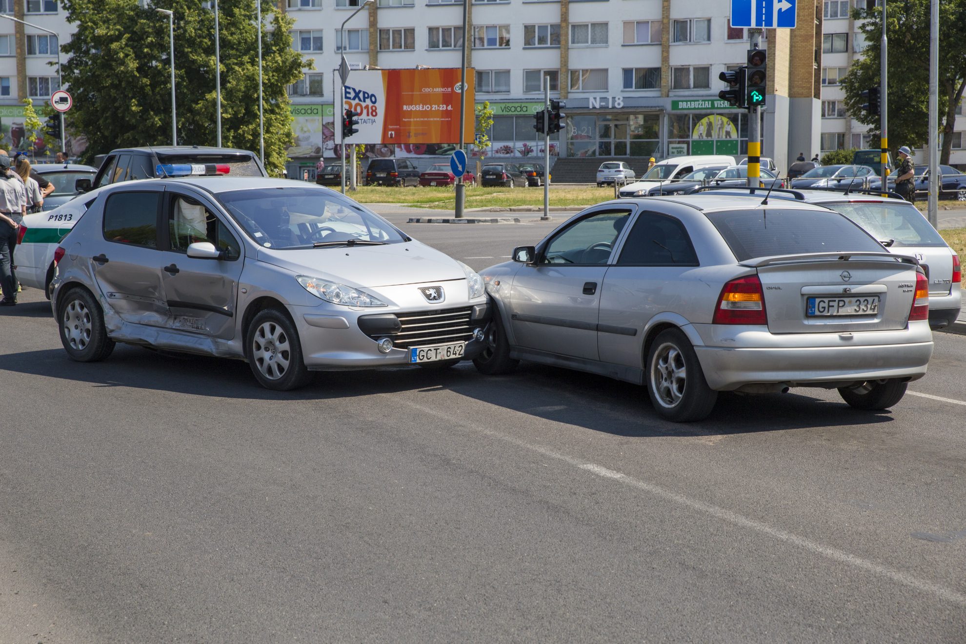 Karštas vidurdienis Panevėžyje, Nemuno ir J. Tilvyčio gatvių sankryžoje. Čia laikinai sugedus šviesoforui sankryžoje susidūrė net penki lengvieji automobiliai.