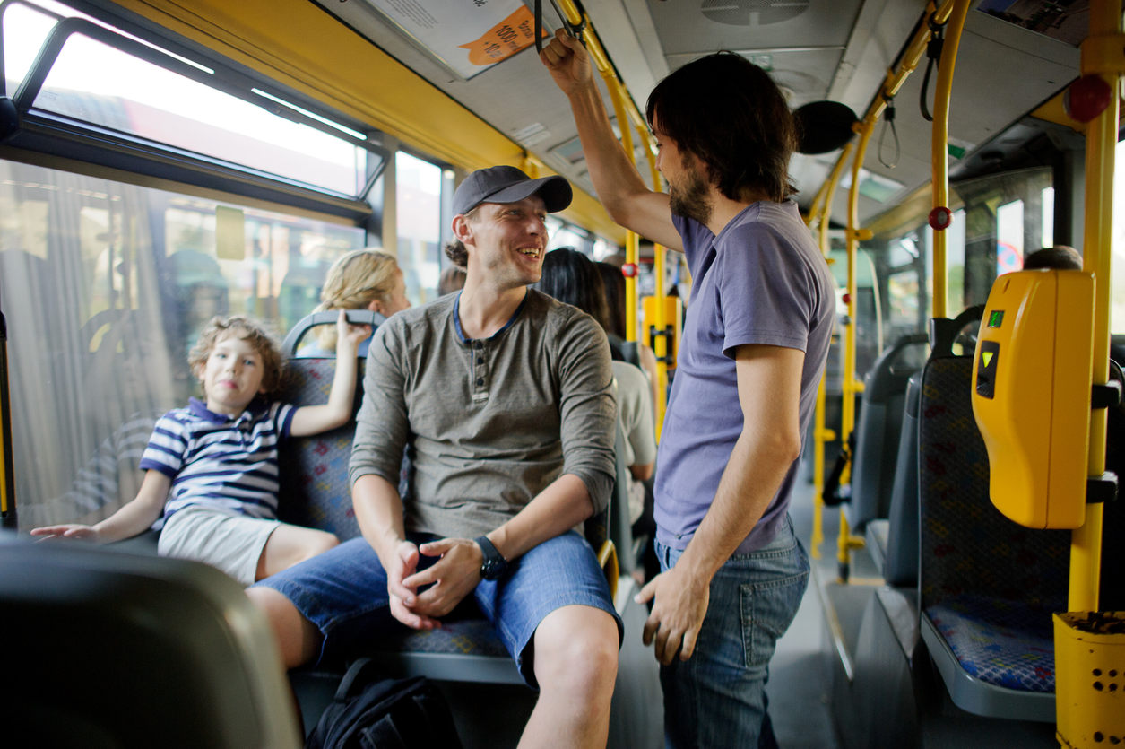Keliauti autobusu su mažais vaikais ir taip nelengvas išbandymas – tą žino visi tėvai. Nepalengvina tokių kelionių ir vežėjų taisyklės.