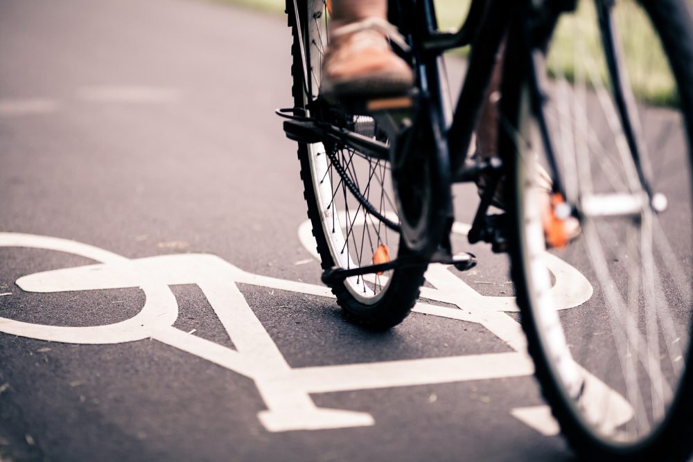 Kelių priežiūros ir plėtros programos (KPPP) finansavimo įstatyme siūloma aiškiai numatyti, kiek lėšų iš šios programos turi būti skiriama išskirtinai dviračių ir mikromobilumo priemonių infrastruktūrai.