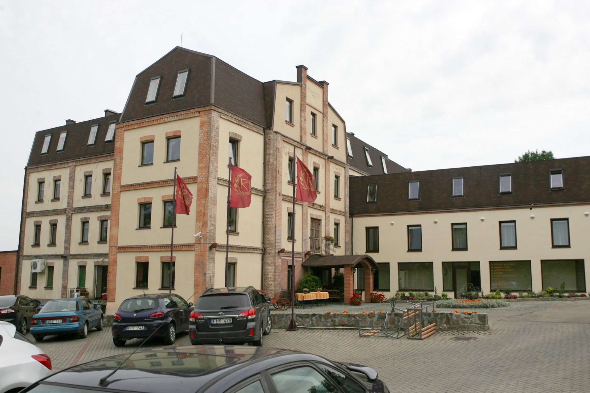 Gal ir iš tiesų nakvynė Panevėžio viešbutyje brangiausia Lietuvoje. Antai dviejų vyrų viešnagė prabangiausiame Panevėžio viešbutyje „Romantic“ kainavo net 3000 eurų.