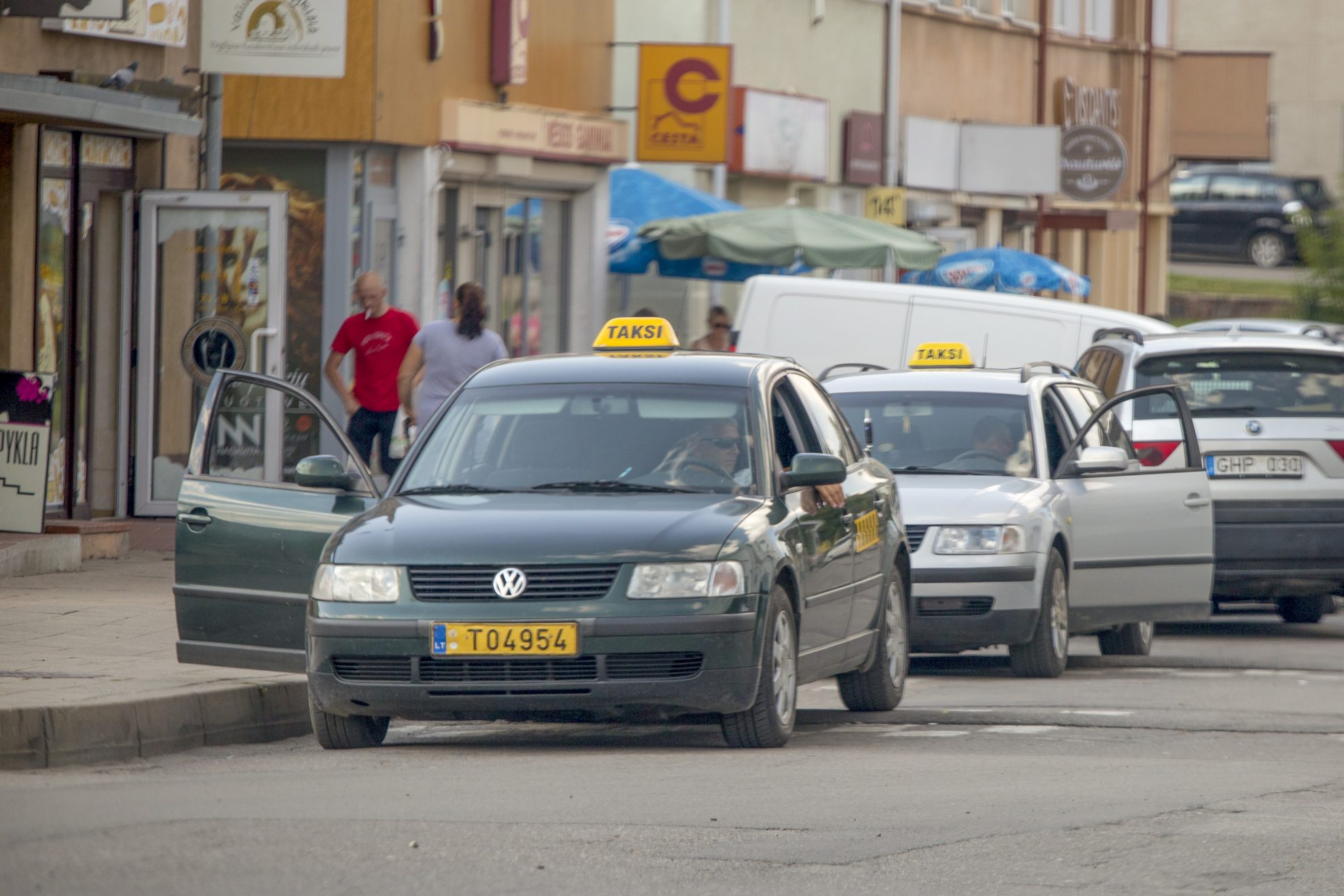 Pavėžėjimo paslaugos Panevėžyje teikiamos jau kone metus, tačiau daugelis panevėžiečių į šią naujovę vis dar žiūri nepatikliai ir mieliau renkasi taksi. V. Bulaičio nuotr.