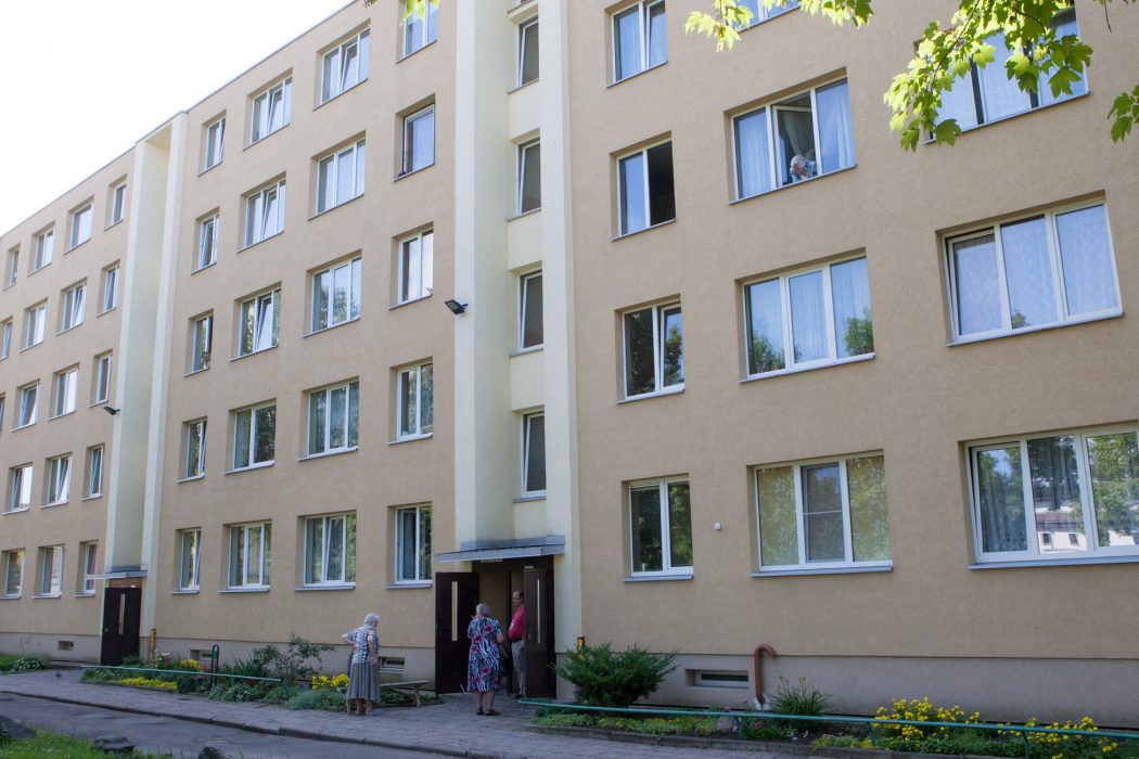 Panevėžio apylinkės teismas tenkino Panevėžio Vilniaus gatvės daugiabučio namo pirmo aukšto buto savininkių ieškinį – pakeisti buto paskirtį į komercinę su atskiru įėjimu. Daugiabučio namo bendrija nebuvo davusi tam sutikimo.