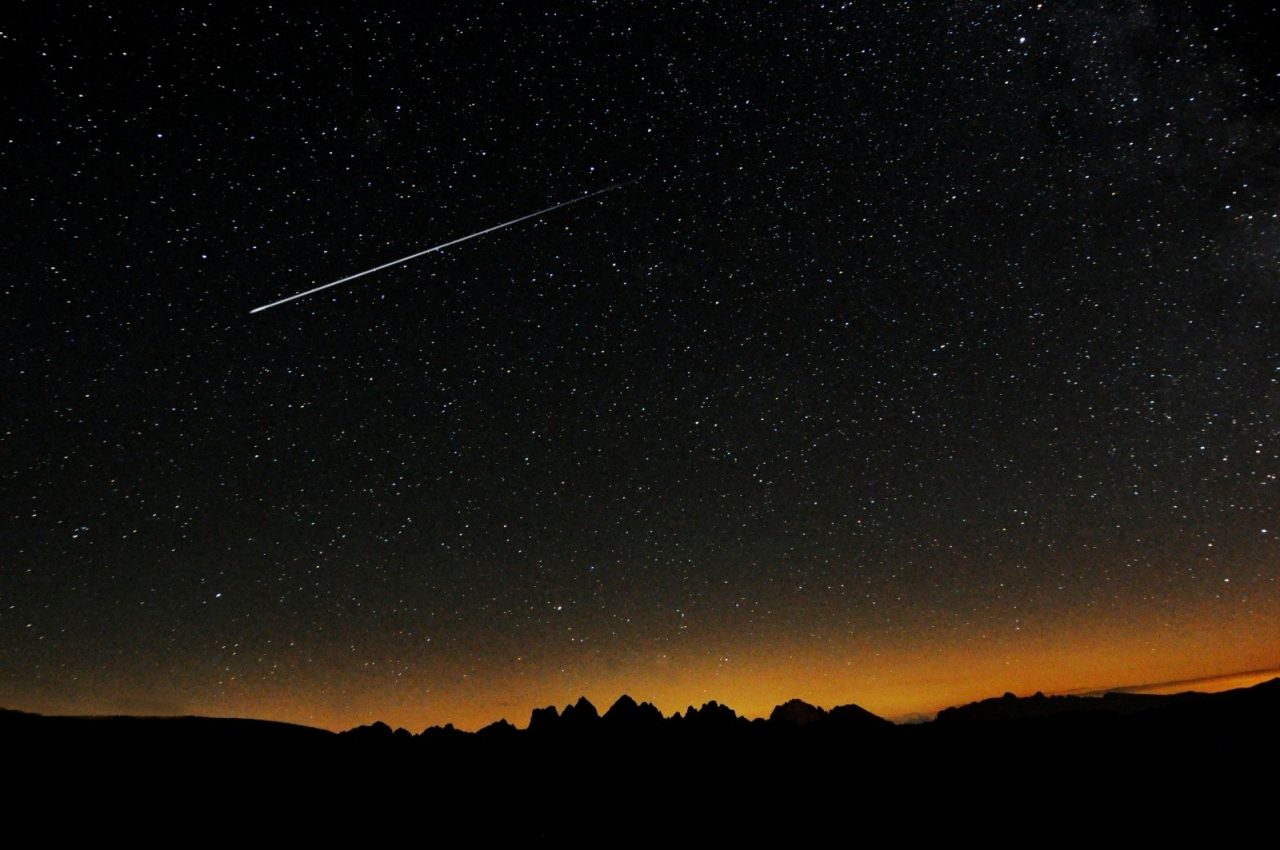 Kasmetinis Perseidų meteorų lietus rugpjūčio naktimis priverčia pakelti akis į dangų.