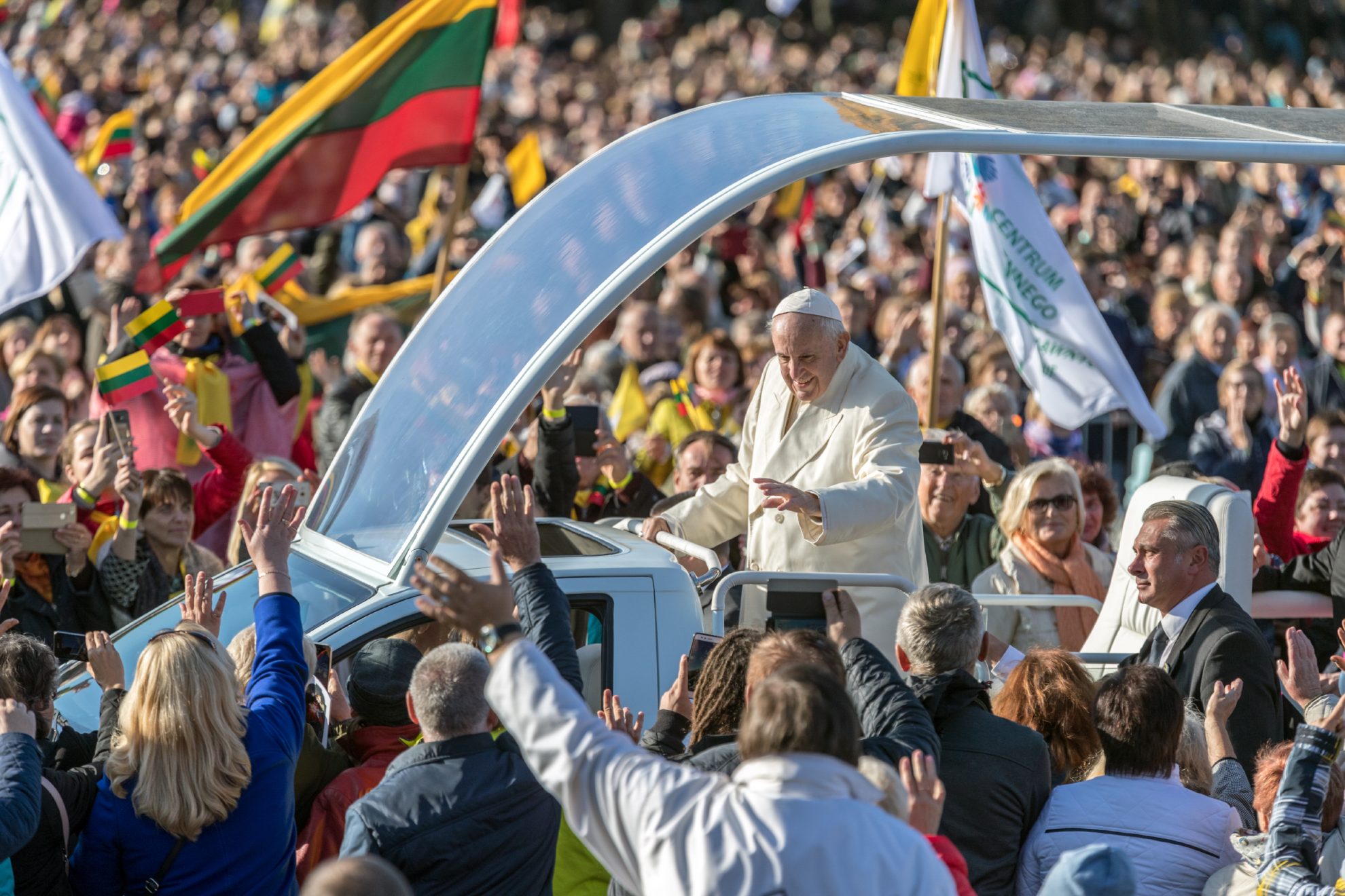 Šį savaitgalį Lietuva gyveno popiežiaus Pranciškaus istorinio vizito nuotaikomis. Į kvietimą maldai atsiliepė tūkstančiai tikinčiųjų iš visos Lietuvos. Su kokiomis emocijomis iš susitikimo su popiežiumi Vilniuje ir Kaune grįžo panevėžiečiai?