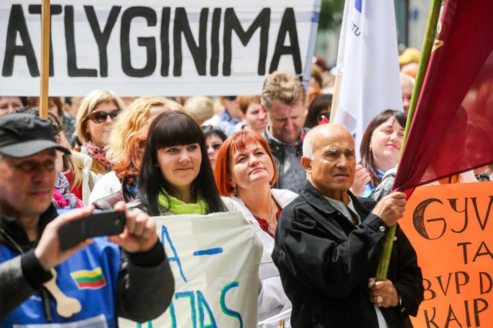 Nusivylę derybomis su valdžia, kultūros darbuotojai kitą savaitę rengiasi į Vilniuje vyksiančią protesto akciją. Kultūros puoselėtojai ketina priminti, kad jų atlyginimai jau kurį laiką nedidinti ir yra mažiausi ne tik visame šalies viešajame sektoriuje, bet ir vieni mažiausių visoje Europos Sąjungoje.