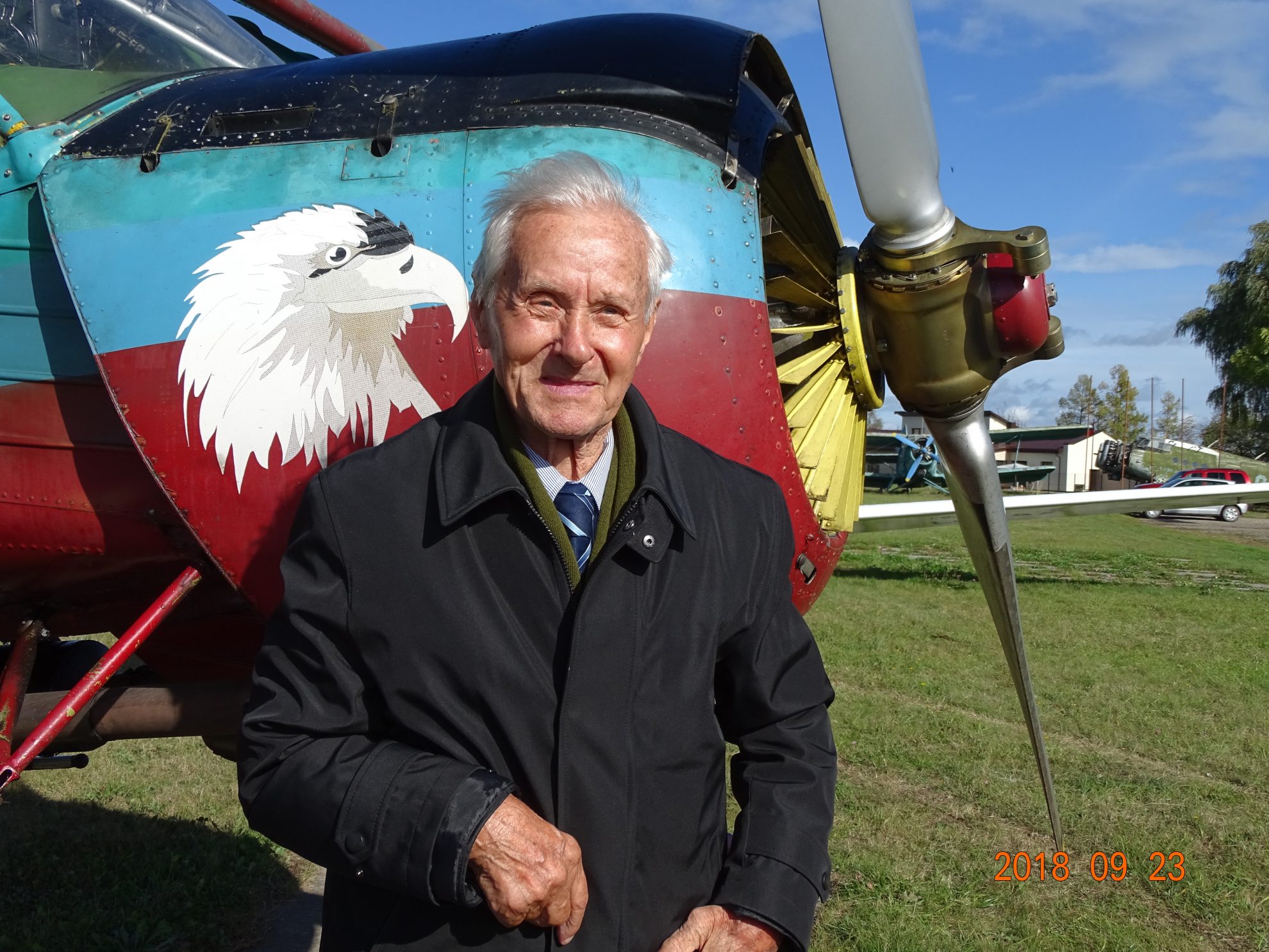 Panevėžio garbės pilietis, žinomas lakūnas ir aviacijos konstruktorius 85-erių metų jubiliejų švenčiantis Vladas Kensgaila sulaukė ne tik valdžios, artimųjų ir draugų dėmesio, bet ir aviacijos veteranų sveikinimų.