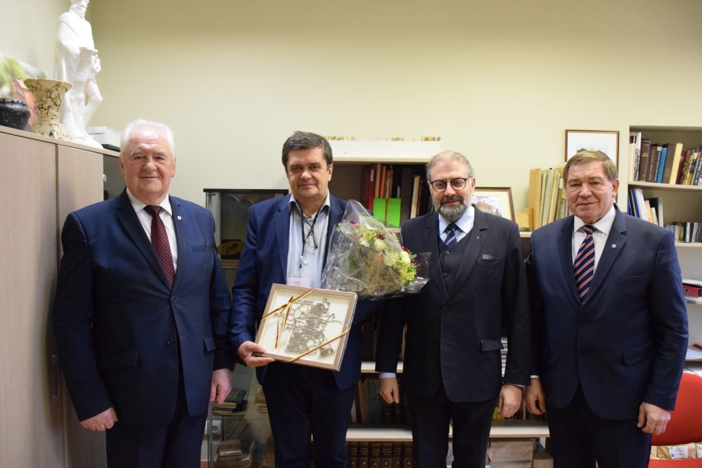 Šiandien Panevėžio miesto vadovai pasveikino Panevėžio kraštotyros muziejaus direktorių Arūną Astramską įgijus aukščiausią akademinį - mokslų daktaro laipsnį.