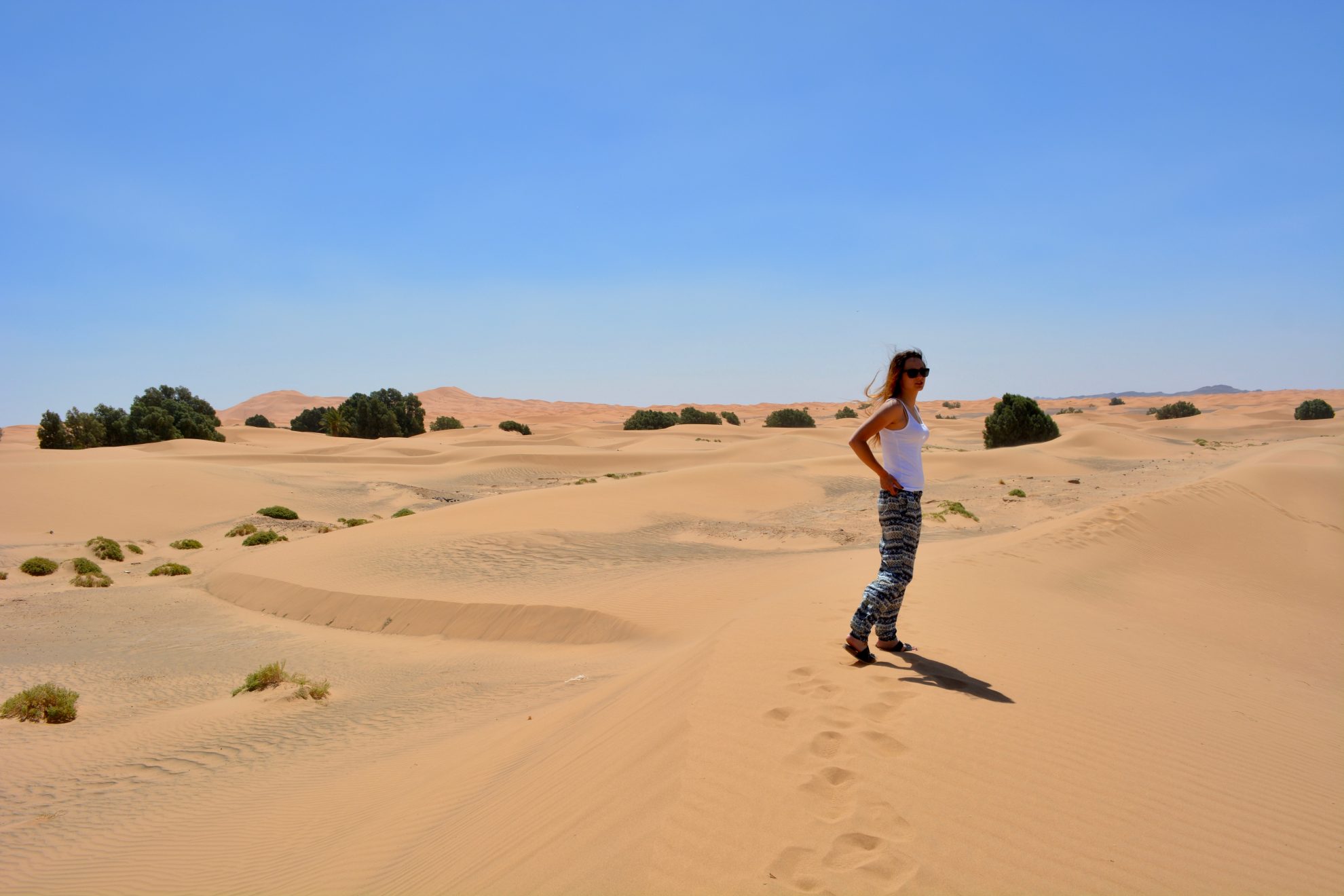 Karolina Dabašinskaitė, draugų dažniausiai vadinama tiesiog degtuku, vis dar gyvena įspūdingos kelionės po Sacharos dykumą ir kontrastingąjį Maroką prisiminimais.