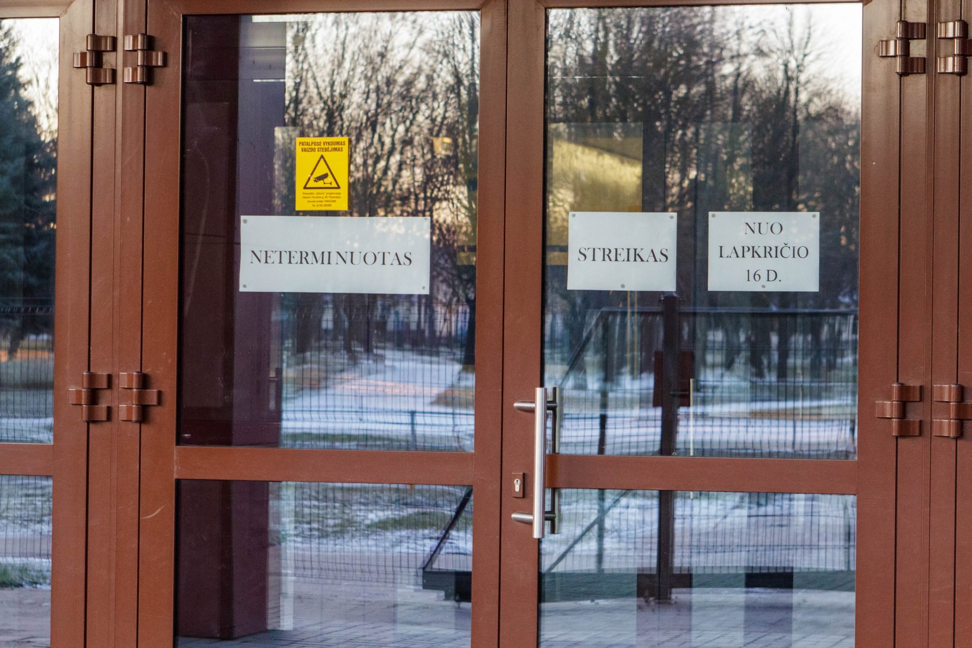 Švietimo ir mokslo ministerijoje (ŠMM) nakvoję keliasdešimt streikuojančių mokytojų ketvirtadienį laukia, kol ministrė Jurgita Petrauskienė pradės derybas dėl etatinio apmokėjimo.