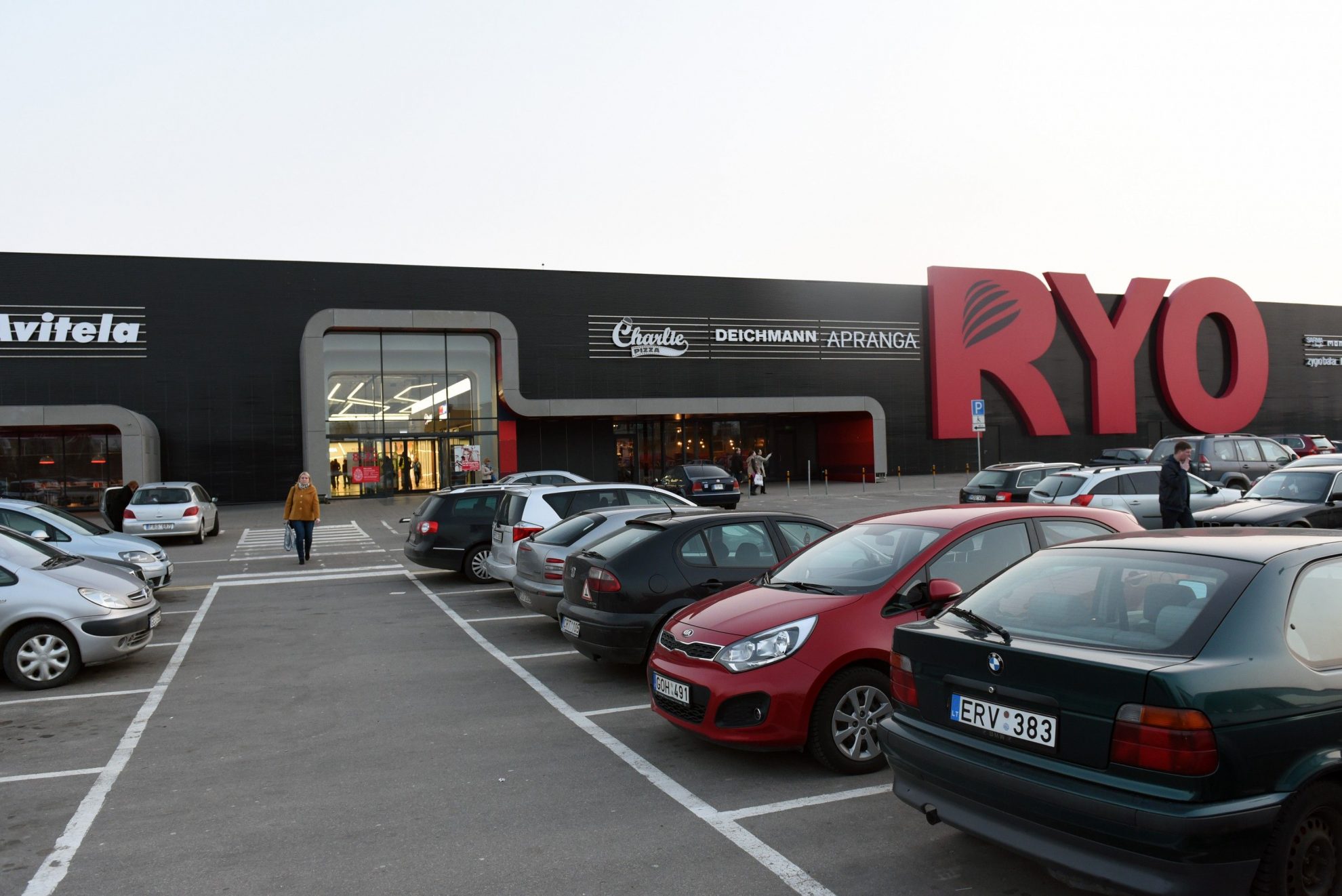 „EfTEN Real Estate Fund 4“ lapkričio 30 dieną įsigijo RYO prekybos centrą Panevėžyje ir „Kadrioru“ verslo centrą Taline. Po „Domina“ prekybos centro Rygoje, RYO yra antras pagal dydį pirkinys „EfTEN“ istorijoje. Šio sandorio vertė – 47 milijonai eurų.