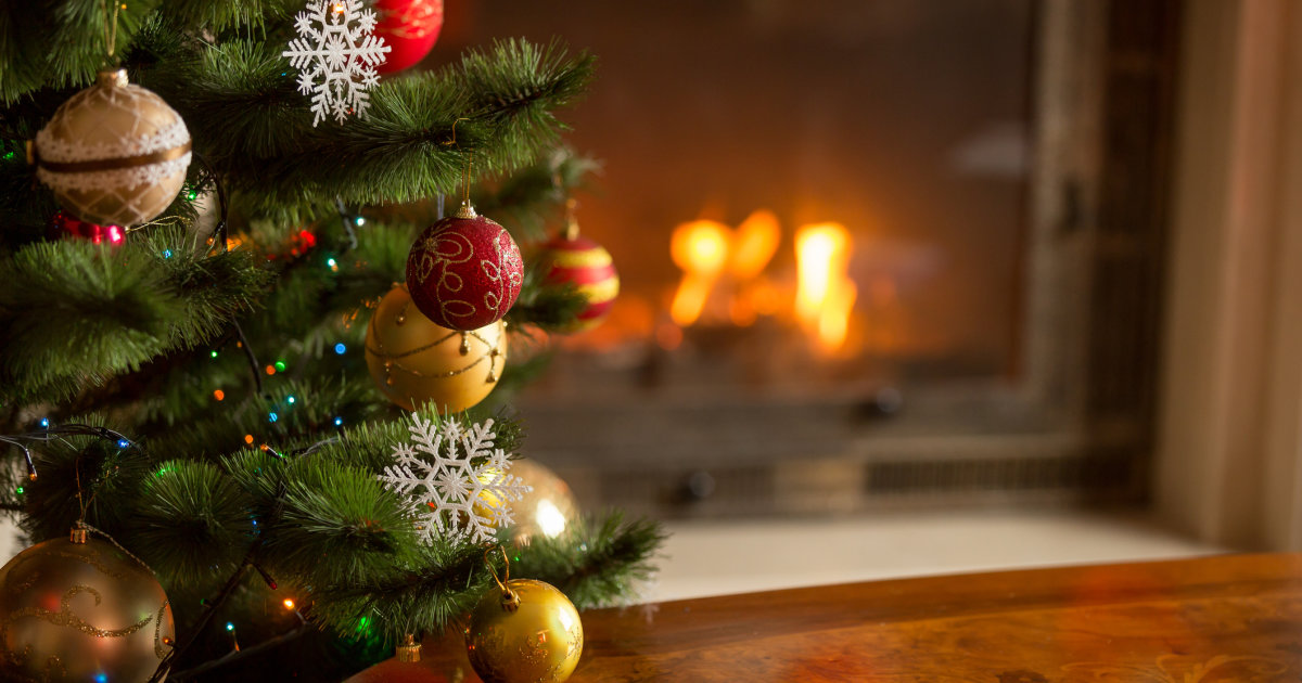 Puošdami namus Kalėdoms žmonės rūpinasi jų grožiu ir jaukia atmosfera, bet per mažai dėmesio skiria šventinių dekoracijų ir kalėdinių atributų saugumui.