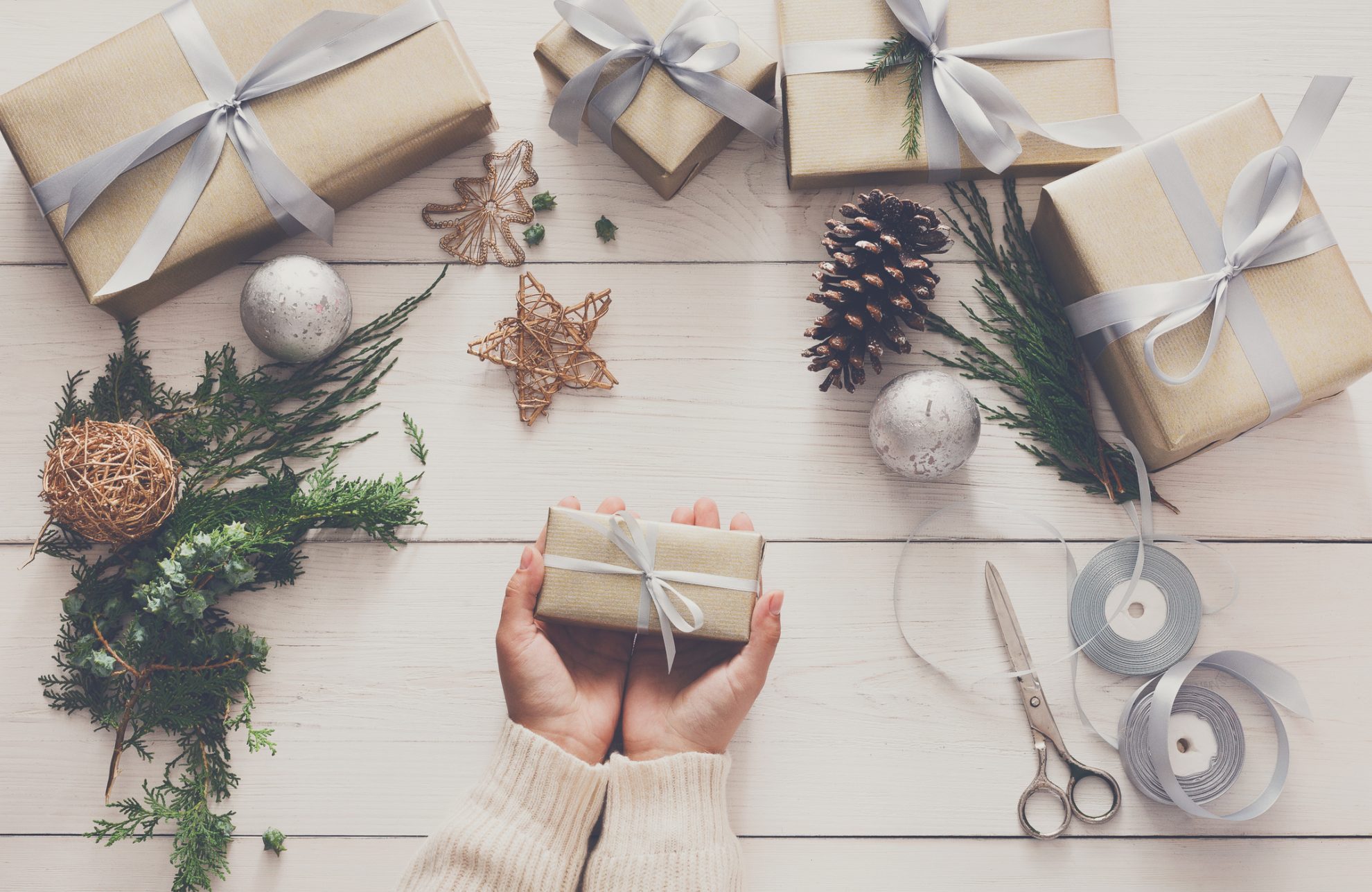 Artėjant vienoms didžiausių metų švenčių jau karštligiškai ieškome dovanų. Bet ar tikrai žinome, kaip ir ką dera dovanoti?