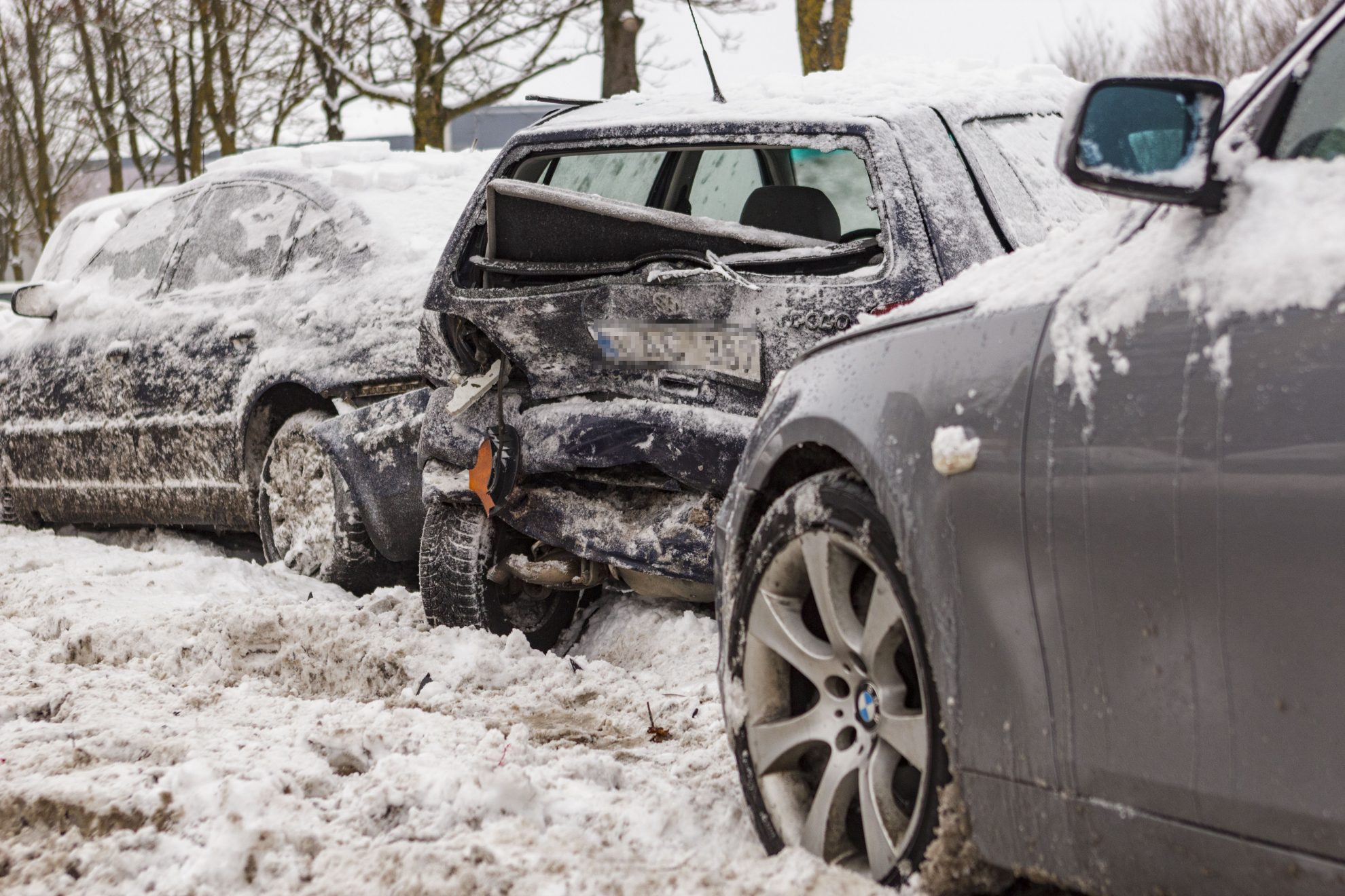 Sniego kalnai ir slidžios gatvės Panevėžyje tapo masinės avarijos priežastimi. Laimei, susidūrus keturiems automobiliams žmonės nenukentėjo.