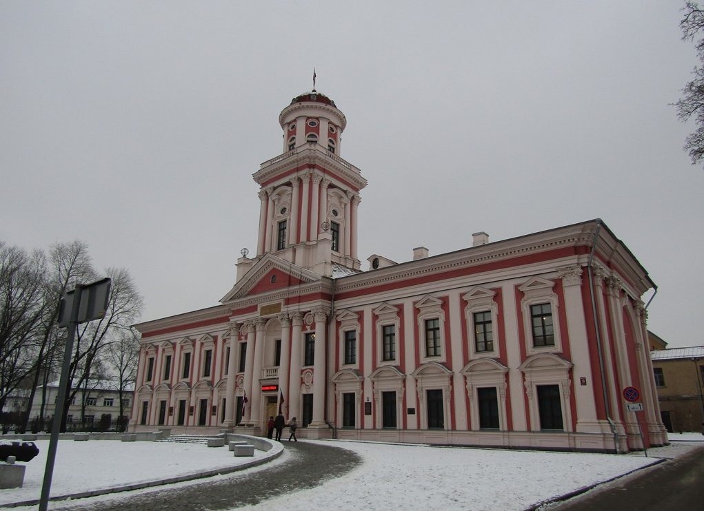 Kaimyninės Latvijos miestelis Mintauja (dabar Jelgava) caro priespaudos laikais buvo tikras lietuvybės židinys, kuriame žinių sėmėsi daugelis žymių to meto Lietuvos žmonių – politikų, valstybės vadovų, menininkų.
