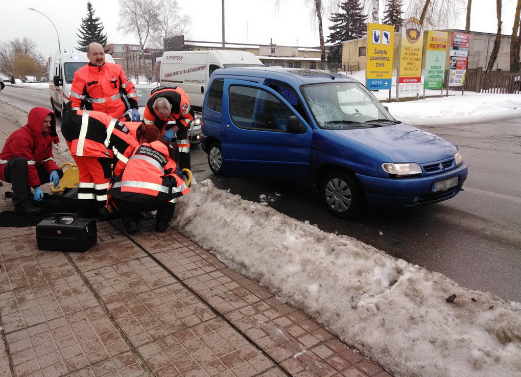 Paaiškėjo penktadienio rytą Panevėžyje, Beržų gatvėje įvykusios eismo nelaimės aplinkybės.