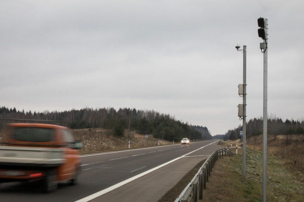 Nuo vasario 11 dienos valstybinės reikšmės keliuose bus išjungti 139 momentiniai greičio matuokliai, antradienį patvirtino Lietuvos automobilių kelių direkcija.