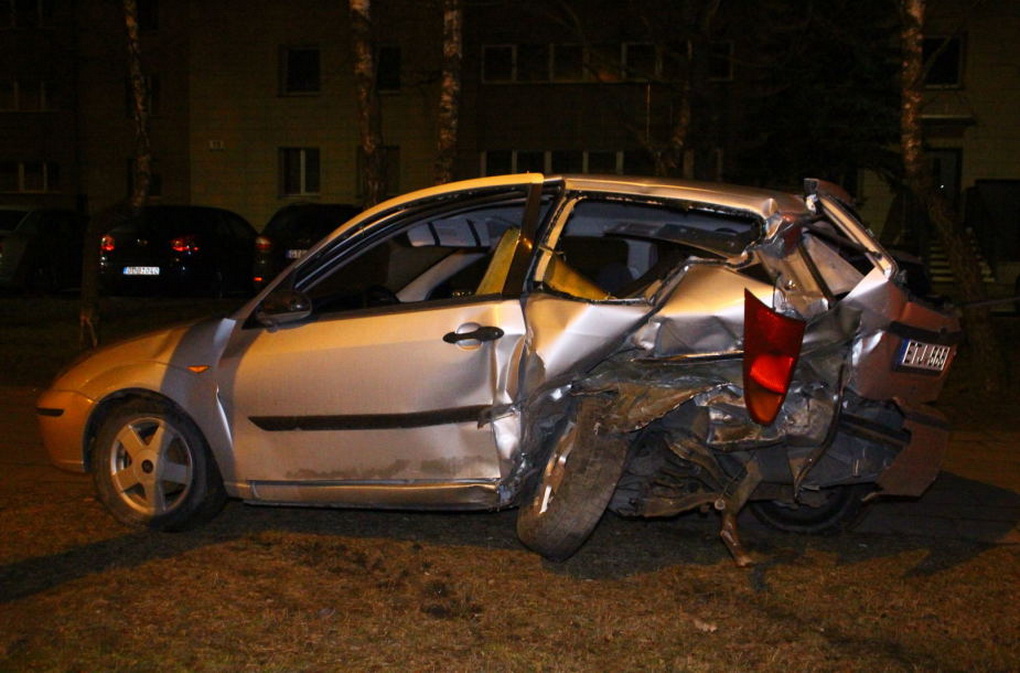 Panevėžyje pastarąją parą buvo sužalotas žmogus ir suniokotas automobilis – abi eismo nelaimės įvyko Nemuno gatvėje.