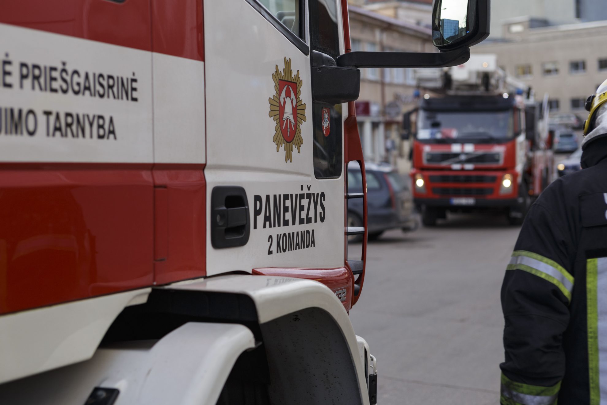 Sekmadienį paryčiais specialiosios tarnybos skubėjo į Pajuostės plentą. Buvo gautas pranešimas, kad dega namas ir automobilis.