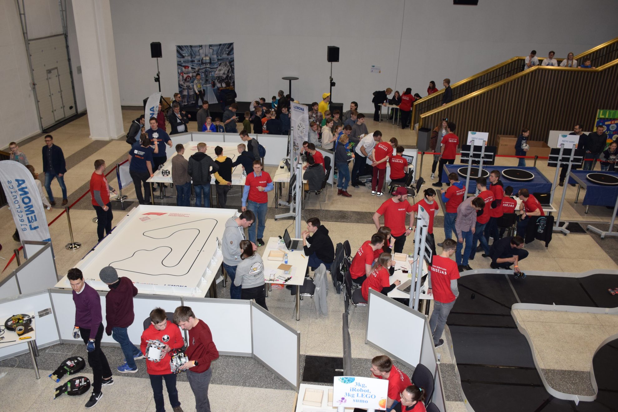 Savaitgalį Vilniuje Lietuvos parodų ir kongresų centre „Litexpo“ vyko jaunųjų išradėjų varžybos „Kosminė stotis: Robotiada 2019“. Nacionalinėse First Lego League (FLL) ir FLL Junior varžybose varžėsi panevėžiečių moksleivių komandos iš Juozo Balčikonio, „Minties“ gimnazijų, Rožyno, „Vilties“ bei „Saulėtekio“ progimnazijų. Šiemet FLL varžybų tema – kosmosas, FLL Junior – misija mėnulis.