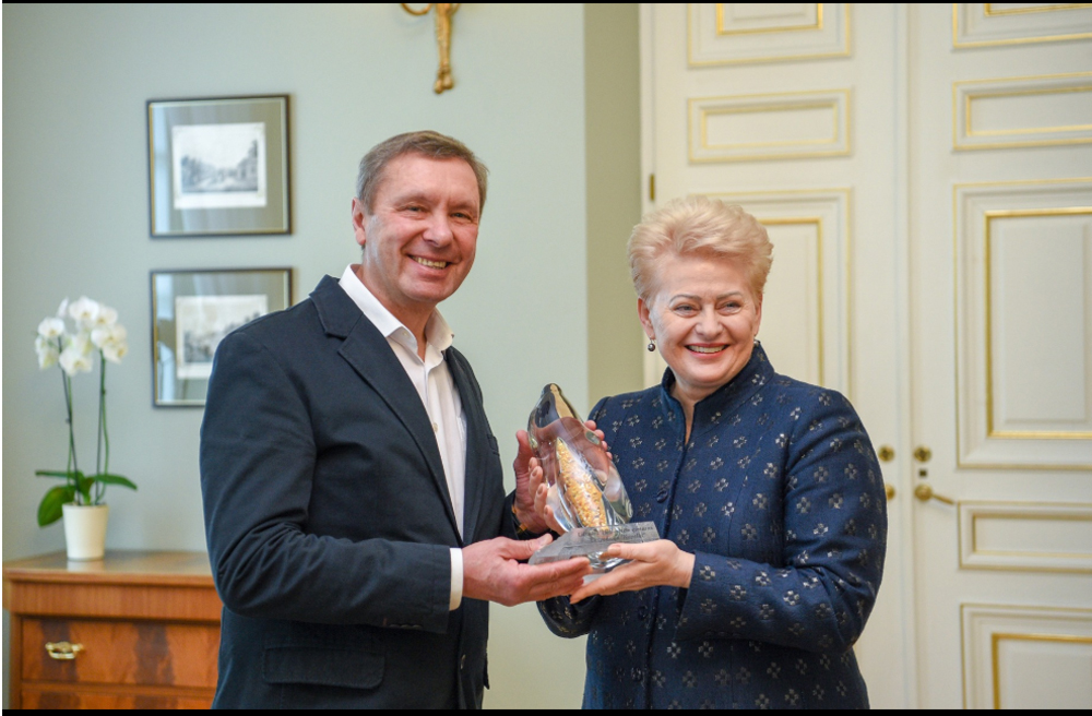 Žemės dienos išvakarėse Lietuvos Respublikos Prezidentė Dalia Grybauskaitė susitiko su triatlonininku Vidmantu Urbonu, garsinančiu Lietuvą pasaulinio lygio sporto pasiekimais bei paties inicijuotomis ir įvykdytomis ekologinėmis akcijomis.