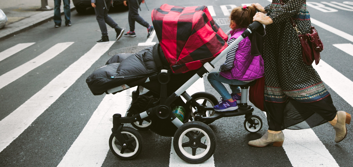 Gatvę pėsčiųjų perėjoje bandžiusi pereiti jauna mama su kūdikiu išgyveno tikrą siaubą, kai ant vaiko vežimėlio užlėkė automobilis.