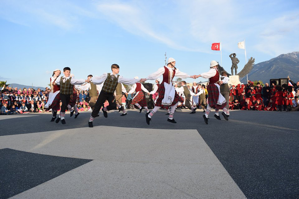 Balandžio 14–29 dienomis dainų ir šokių ansamblio „Pynimėlis“ dalyviai lankėsi Turkijoje vykusiame Tarptautiniame Fetijos vaikų festivalyje, kuriame dalyvavo kolektyvai iš Turkijos, Baltarusijos, Ukrainos, Gruzijos, Makedonijos ir Lietuvos.