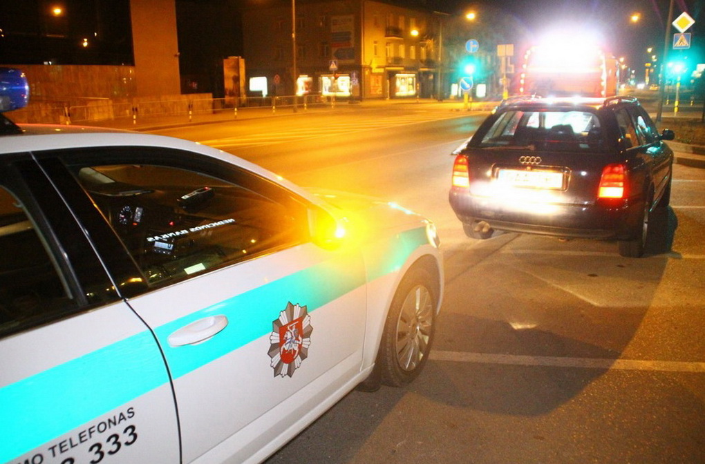 Policijos pareigūnų Panevėžyje nučiuptam vairuotojui reikėtų įteikti apdovanojimą už negęstantį tikėjimą savimi.