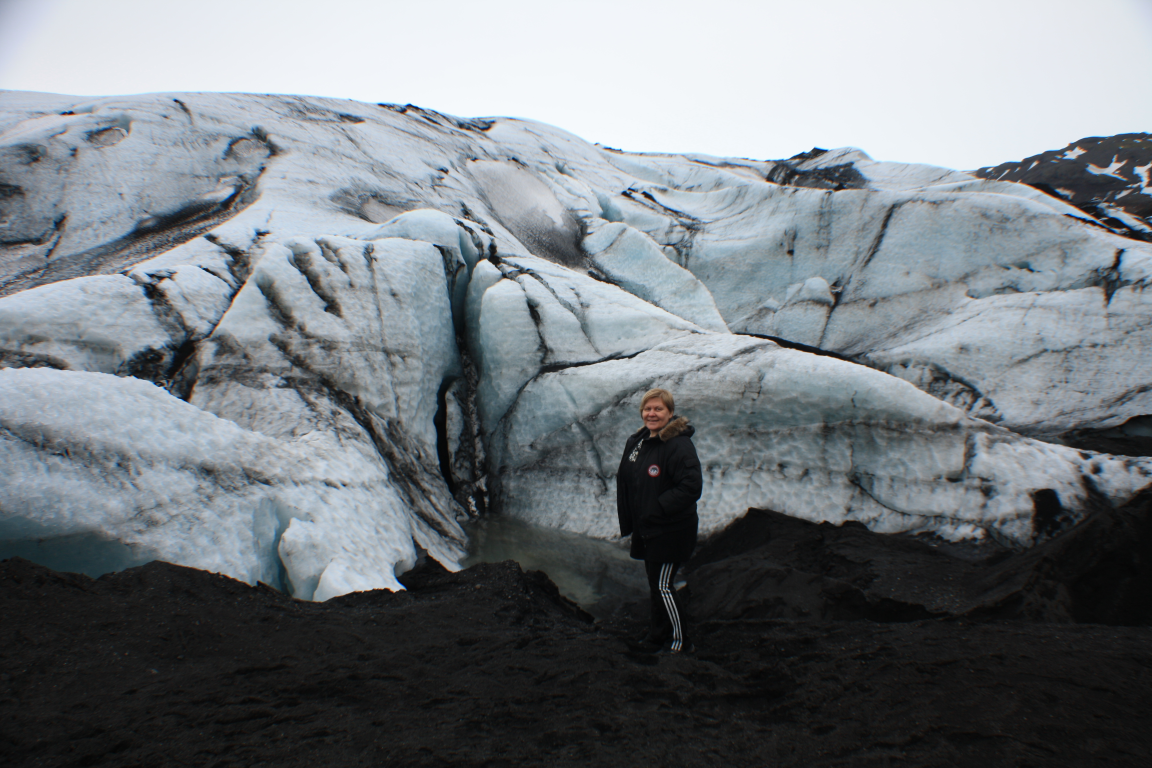Sakoma, namai yra ten, kur tavęs laukia. Irena Valužienė savo namais dabar vadina ugnikalnių ir geizerių kraštą – Islandiją, tačiau beveik septynerius metus sostinėje Reikjavike gyvenanti moteris įsitikinusi, kad tai tik laikina gyvenimo stotelė. Bent jau gyvenimo saulėlydį ji norėtų sutikti gimtojoje Lietuvoje.