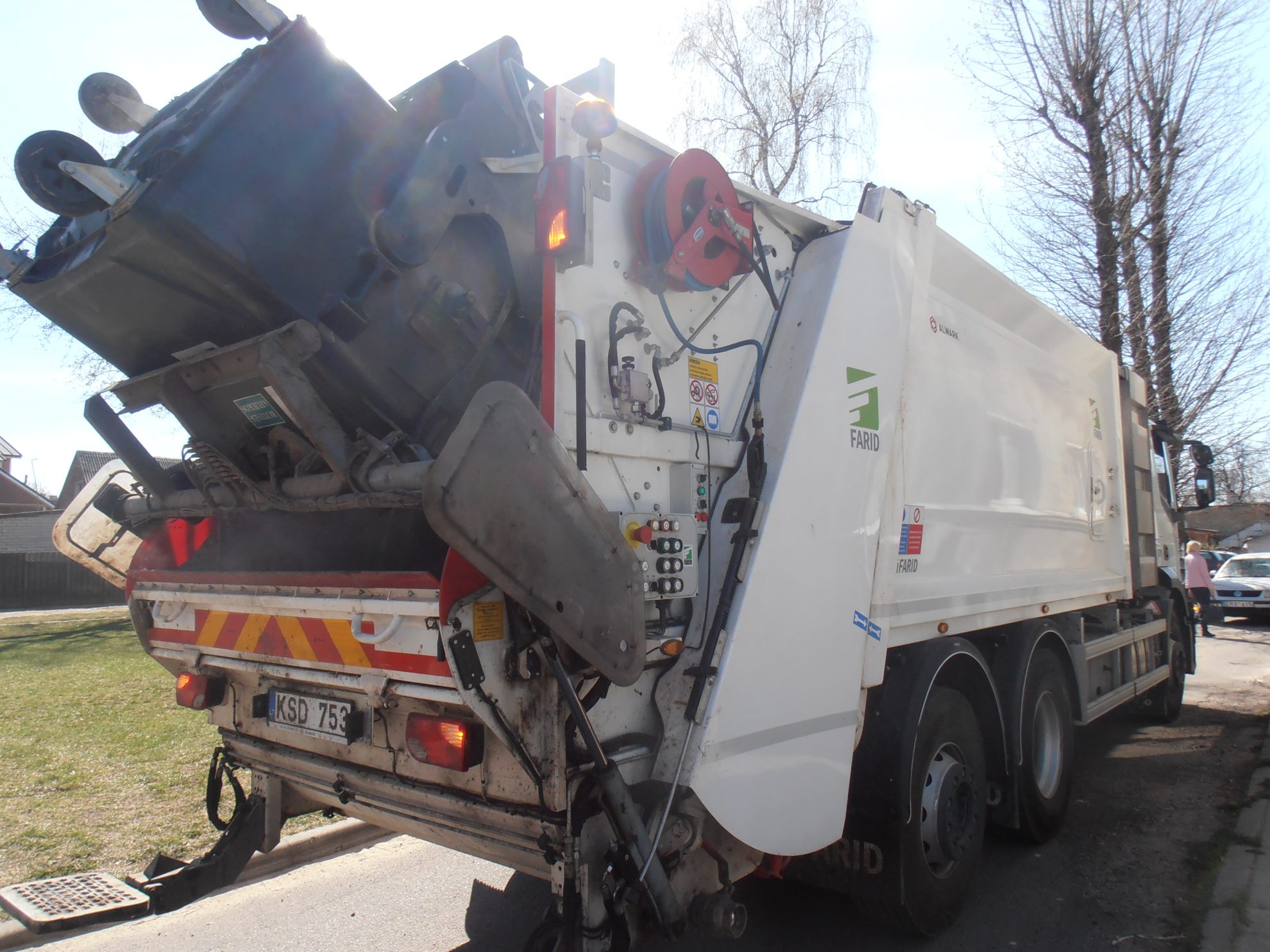 AB „Panevėžio specialus autotransportas“ miesto kolektyvinius atliekų konteinerius nuo šiol plaus ne tik operatyviau, bet ir modernesne įranga.