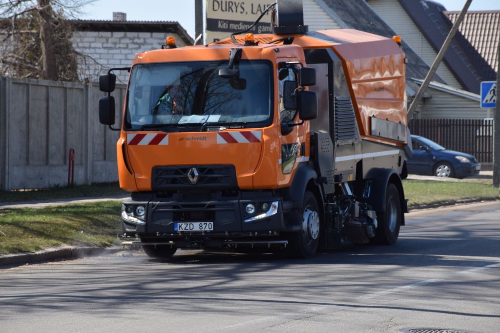Panevėžio miesto savivaldybė ES lėšomis įsigijo ir AB „Panevėžio specialus autotransportas“ naudoti perdavė 2 naujas daugiafunkces gatvių valymo mašinas.