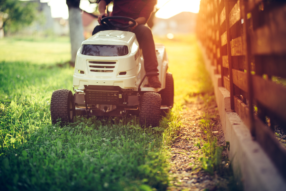 Tai ne tik palengvinantys darbą, bet ir pramogą suteikiantys prietaisai. Žoliapjovės traktoriukai jau daugelį metų įvairiose sodybose žolės pjovimą paverčia daug paprastesne ir netgi atpalaiduojančia veikla.